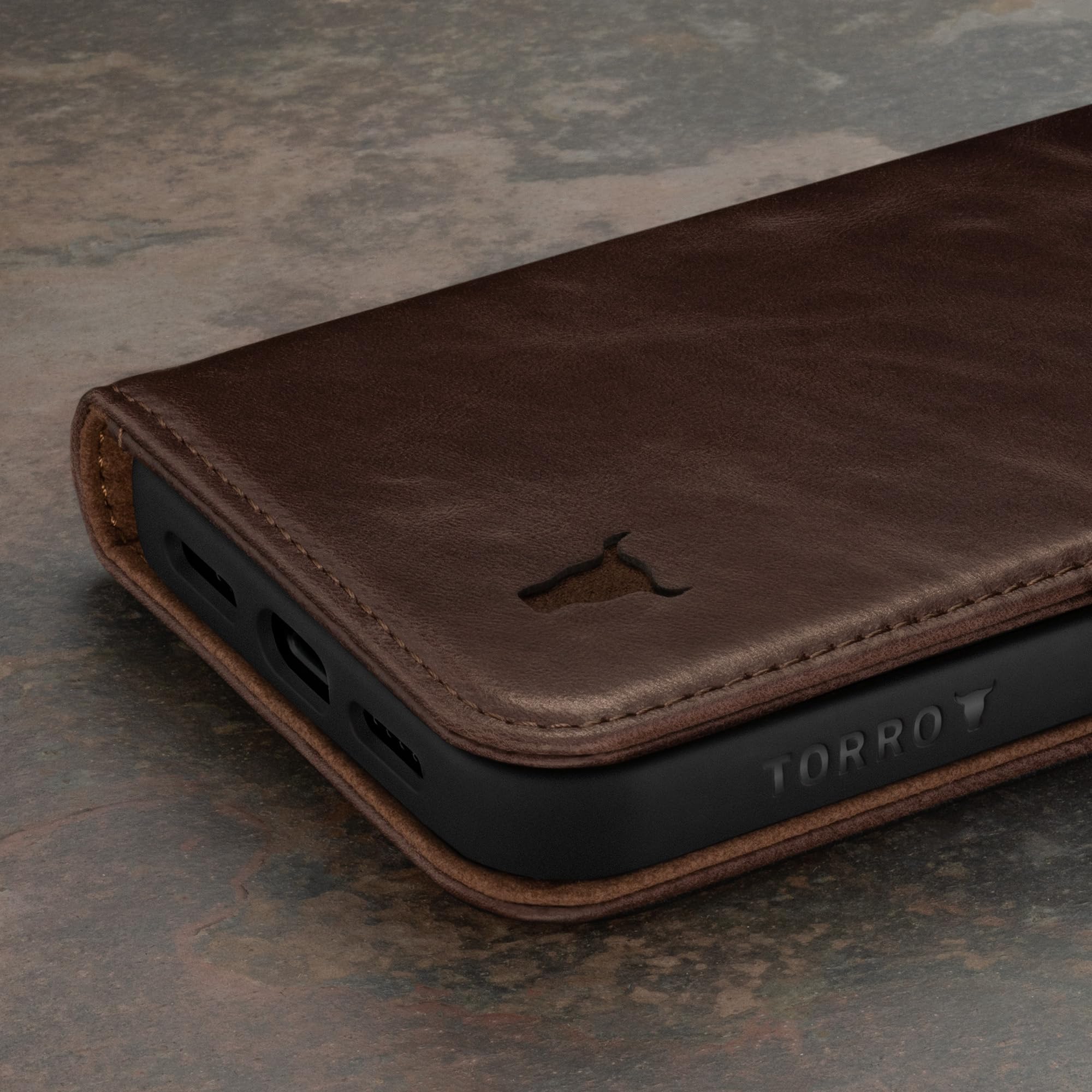 TORRO Skórzane Etui do iPhone 15 Pro – Wysokiej Jakości Skórzane Etui-Portfel z Poziomym Stojakiem i Przegródkami na Karty (Ciemny brąz)