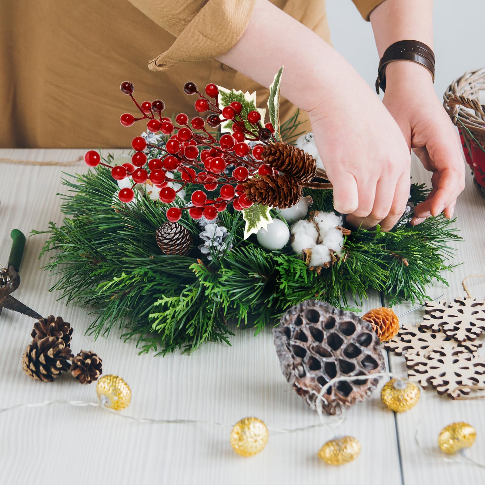 GoClimber Paquete de 12 púas artificiales para árbol de Navidad, 12 pulgadas, surtido de bayas rojas y pinos con piñas para arreglos florales de Navidad, corona, decoración de temporada de vacaciones