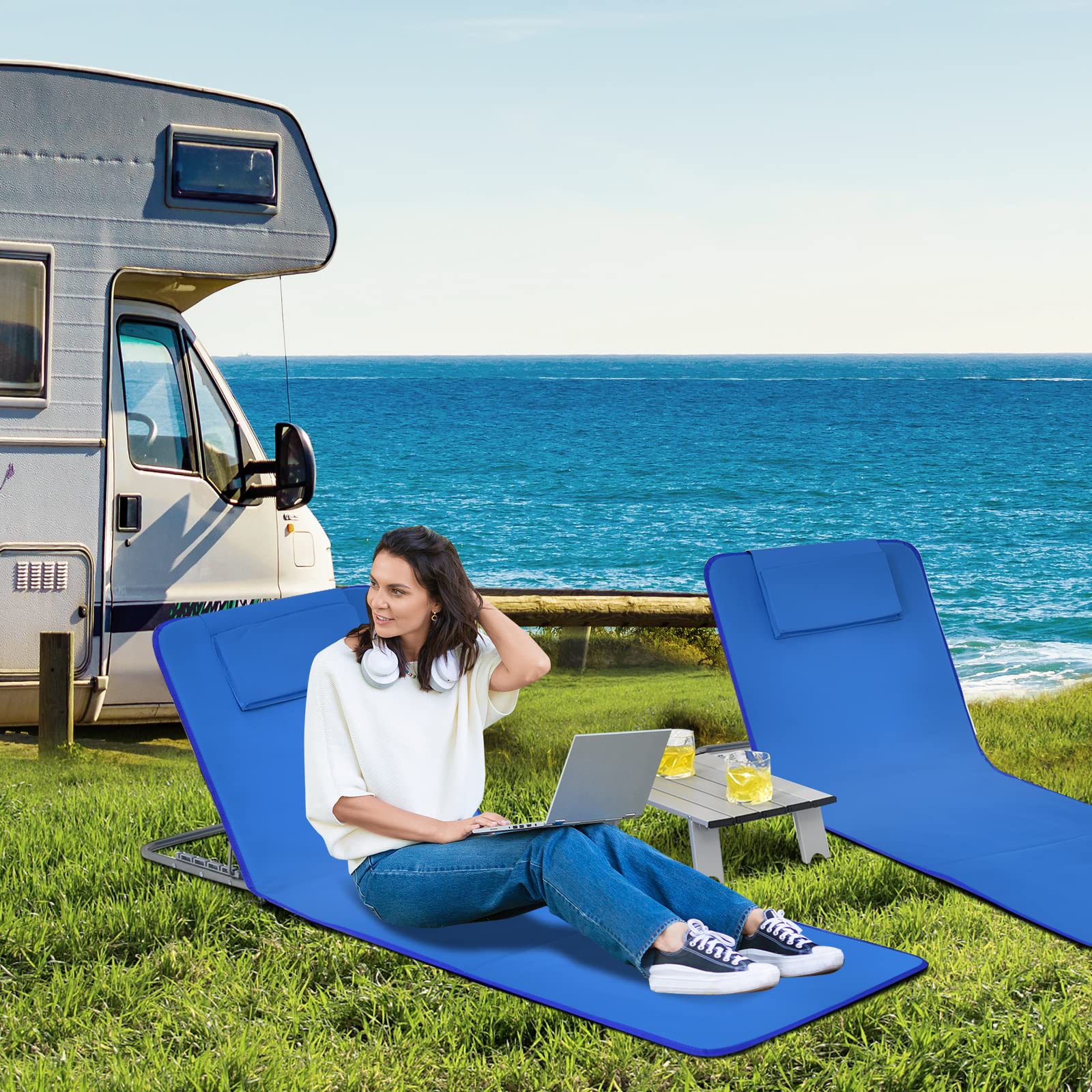 GOPLUS 2PCS Matelas de Plage Réglable à 5 Positions avec Table Basse, 2 Tapis de Plage avec Appuie-têtes, Table d’Appoint Portable, Conception Pliable, Idéal pour Patio, Piscine, Terrasse (Bleu)