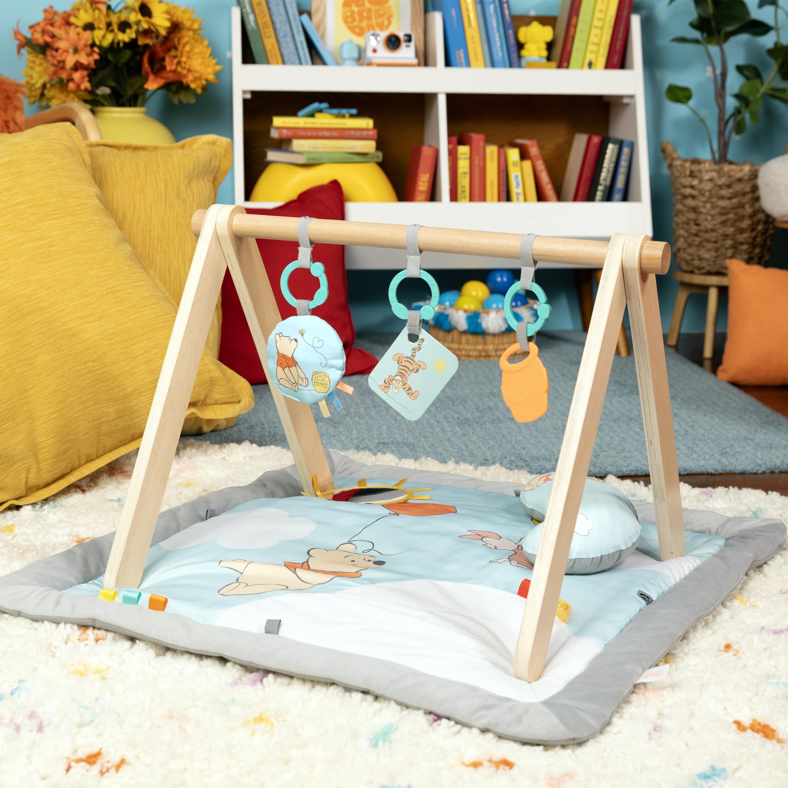 Bright Starts Disney Winnie PUUH Once Upon a Tummy Time Mata do aktywności dla niemowląt z drewnianym drążkiem Niebieski