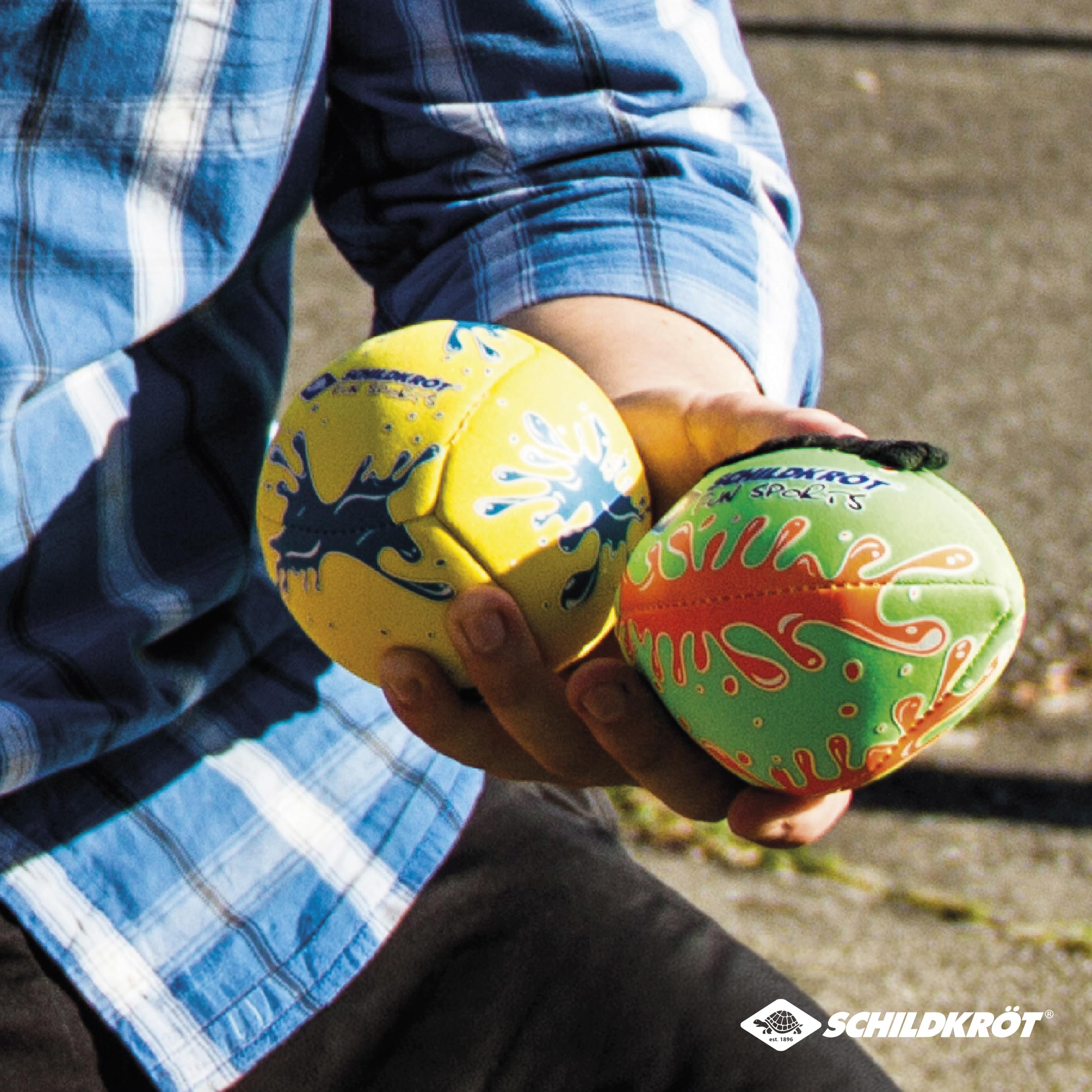 Schildkröt® Zestaw mini piłek, zestaw składający się z 1 siatkówki i 1 futbolu amerykańskiego, Ø 9 cm, poręczny i odporny na słoną wodę, idealny na plażę i wodę, 970282