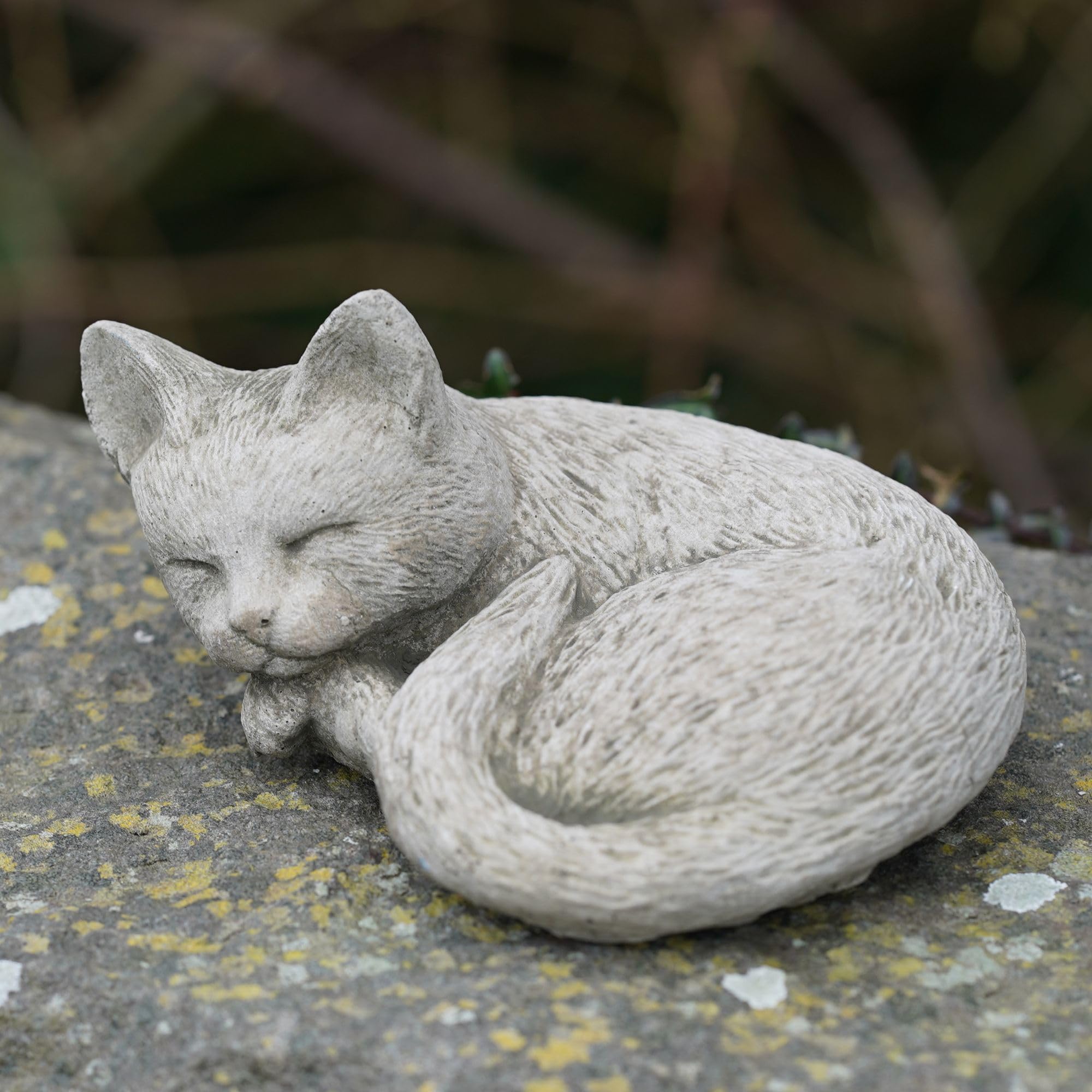 Sleeping Cat Stone Garden Statue | Curled Kitten Reconstituted Stone Ornament | Frost-Proof Weatherproof Outdoor Sculpture | Cat Memorial Garden Gift | Antique Finish | 17cm x 18cm