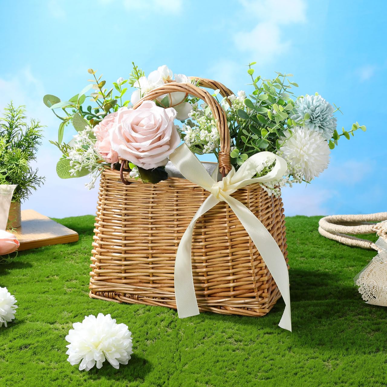 Gadpiparty Handgefertigte Kleine Rattan tragetasche mit Weißem Band Dekorativer Natürlicher Weidenkorb Leichter Blumenkorb für Hochzeitsgeschenk Vielseitiger Aufbewahrungskorb für Zuhause
