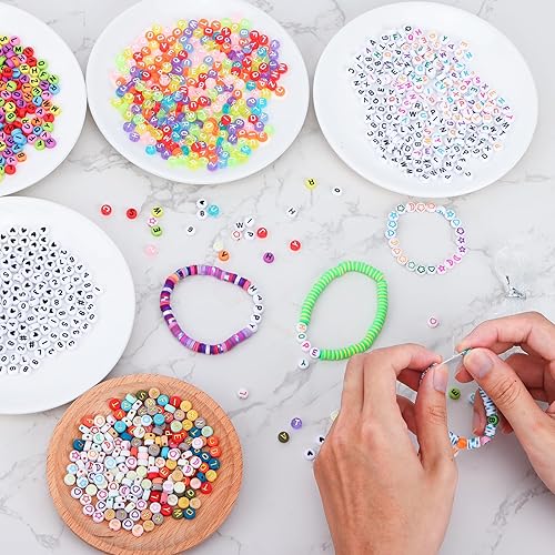 Miniatura 7 de QUEFE 2000 cuentas de letras para pulseras, cuentas redondas de números del alfabeto de 9 colores con 1 rollo de cuerda elástica para hacer joyas,