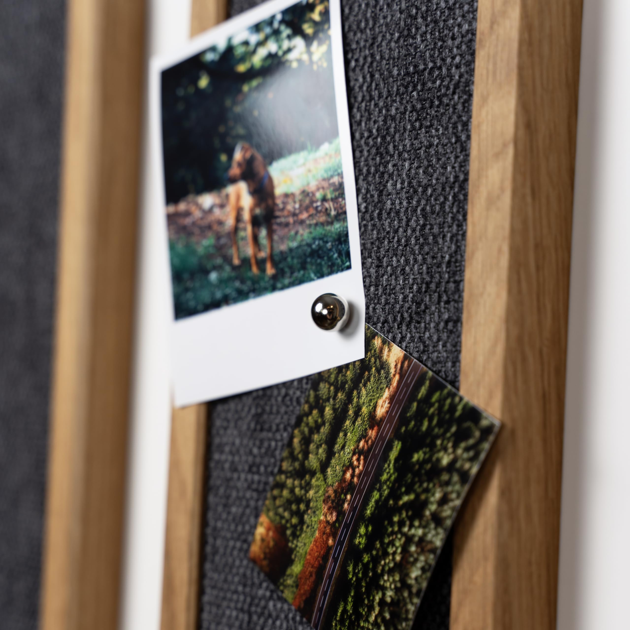 Magnet Pinnwand aus massivem Eichenholz 50x13 cm – Stoffbespannt in Anthrazit mit Magnetischer Rückwand – Wanddeko & Memoboard inkl. 5 Magnetkugeln & Befestigung – Handgemacht von WOODS