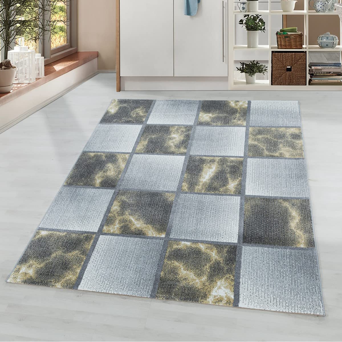 Tapis jaune gris carré marbré finis les sols froids et tristes dans le salon