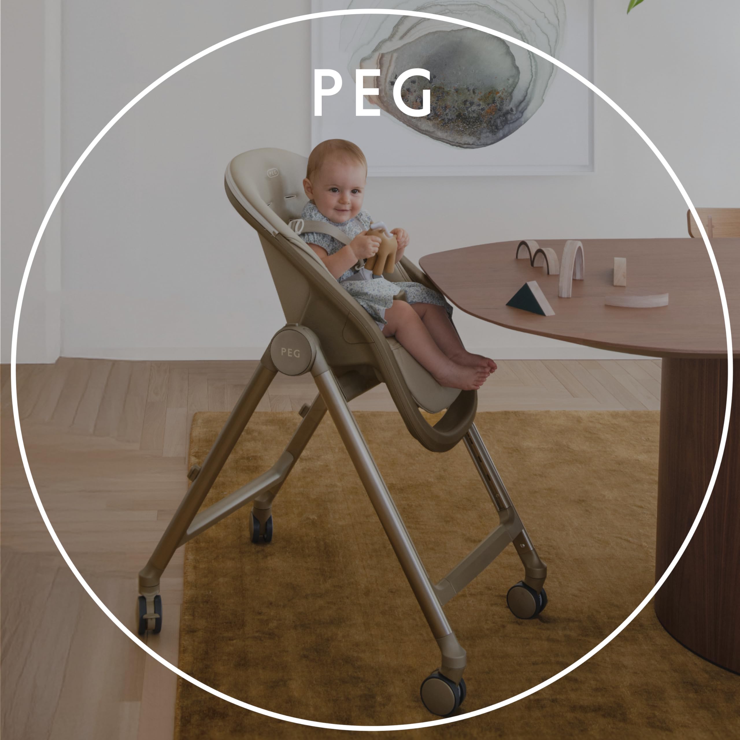 PEG Living Trona desde el Nacimiento, Diseño Contemporáneo, Función Hamaca, Altura Regulable, Bandeja Doble, 4 Ruedas 360°, Cierre Compacto, 0–3 Años (0–15 kg), Space Sand