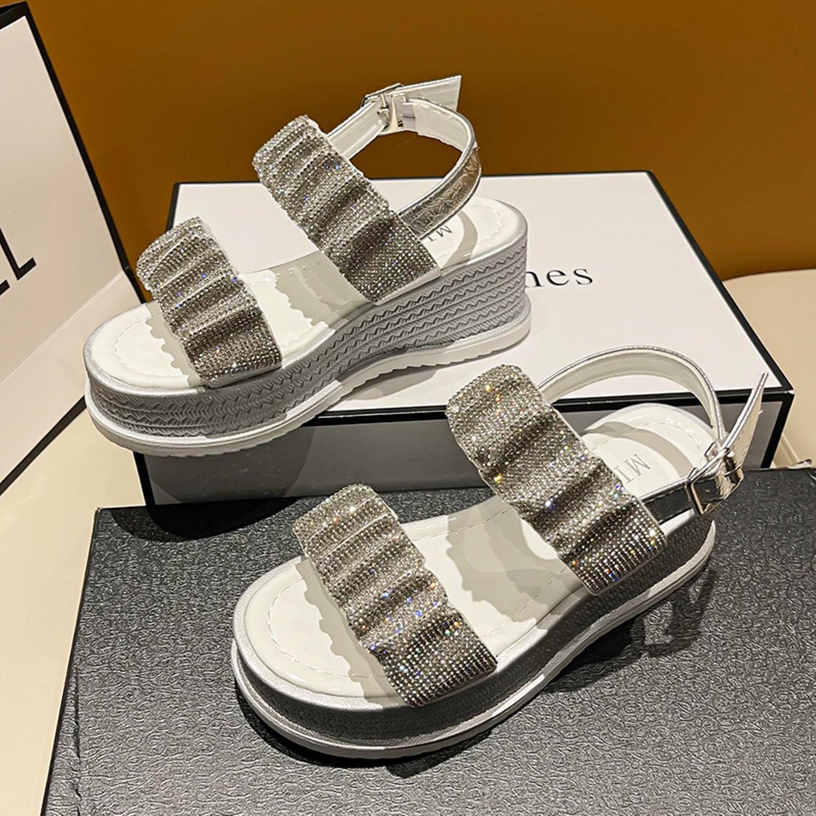 Sandalias de mujer Nuevas sandalias de lujo de verano con hebilla de cinturón de diamantes de imitación semi zapatillas de suela gruesa Muffin inferior de moda sandalias externas