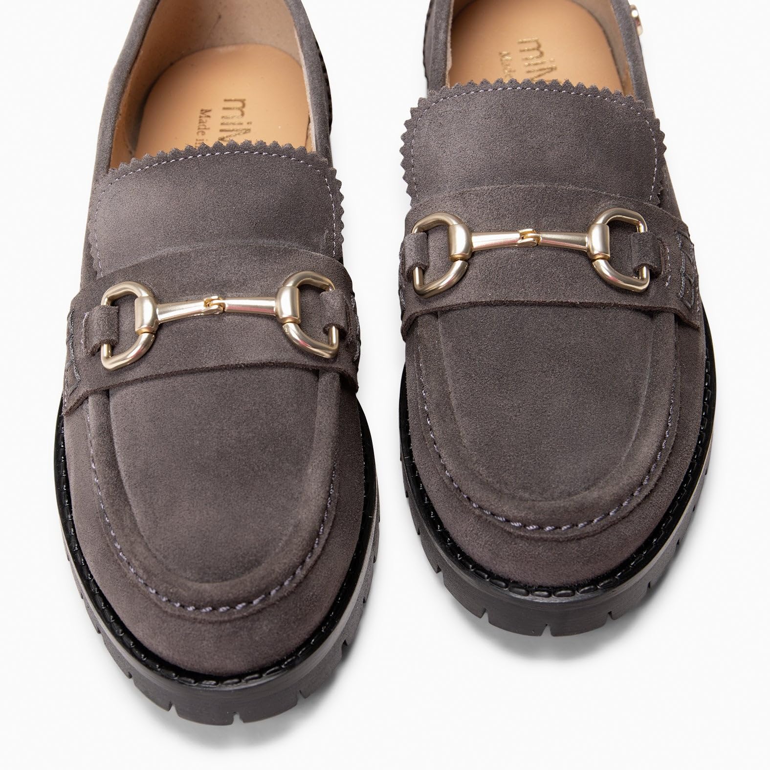 miMaO. Mocasines cómodos de Mujer con Detalle Dorado y Piso Track. Plantilla de Gel. Zapatos de Piel Hechos en España