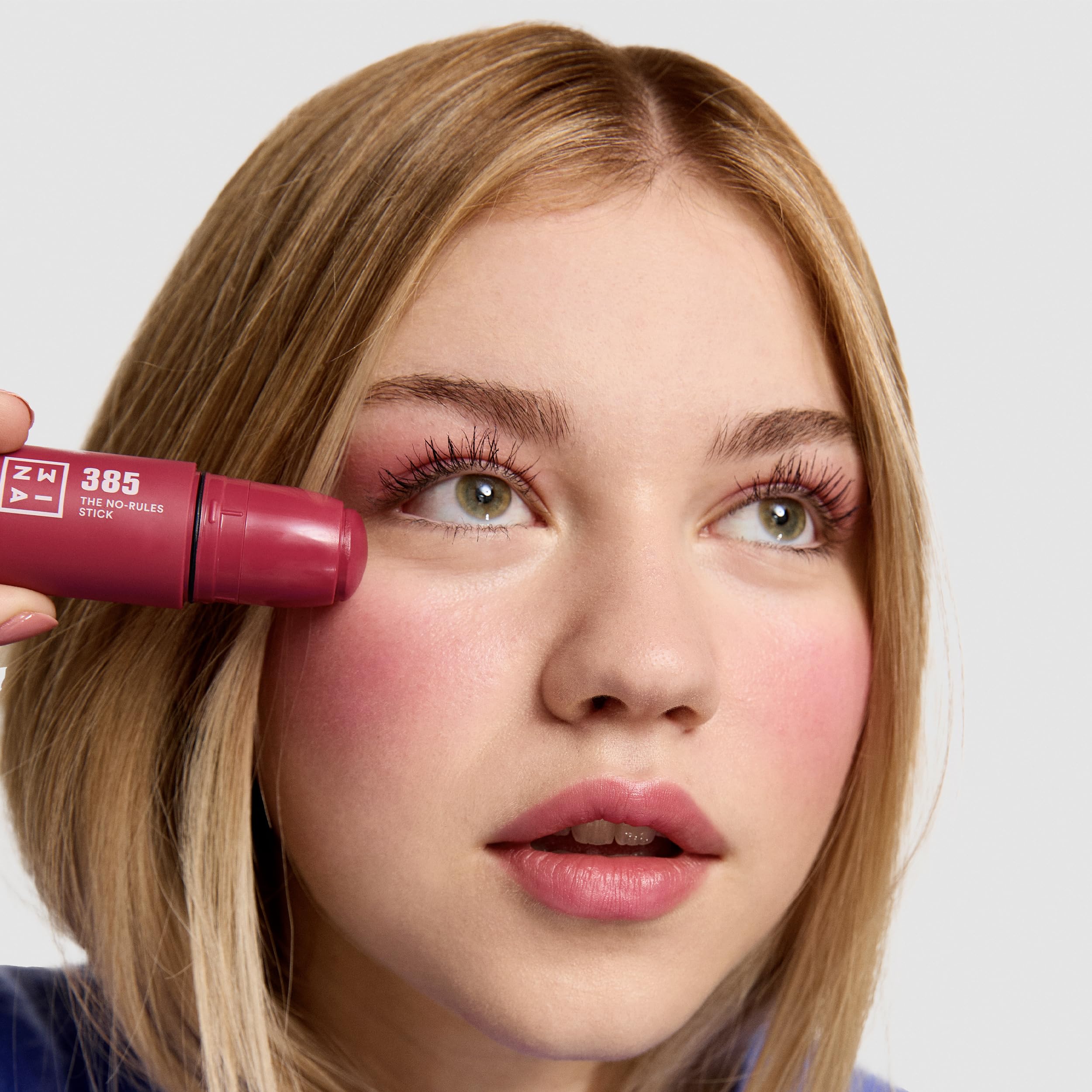 Visita la tienda de 3ina 3INA MAKEUP - The No - Rules Stick 385 - Burdeos - Colorete en Crema Burdeos con Ácido Hialurónico - Colorete en Barra 3 en 1 Mejillas Labios y Ojos con Acabado Natural - Vegan - Cruelty Free in use