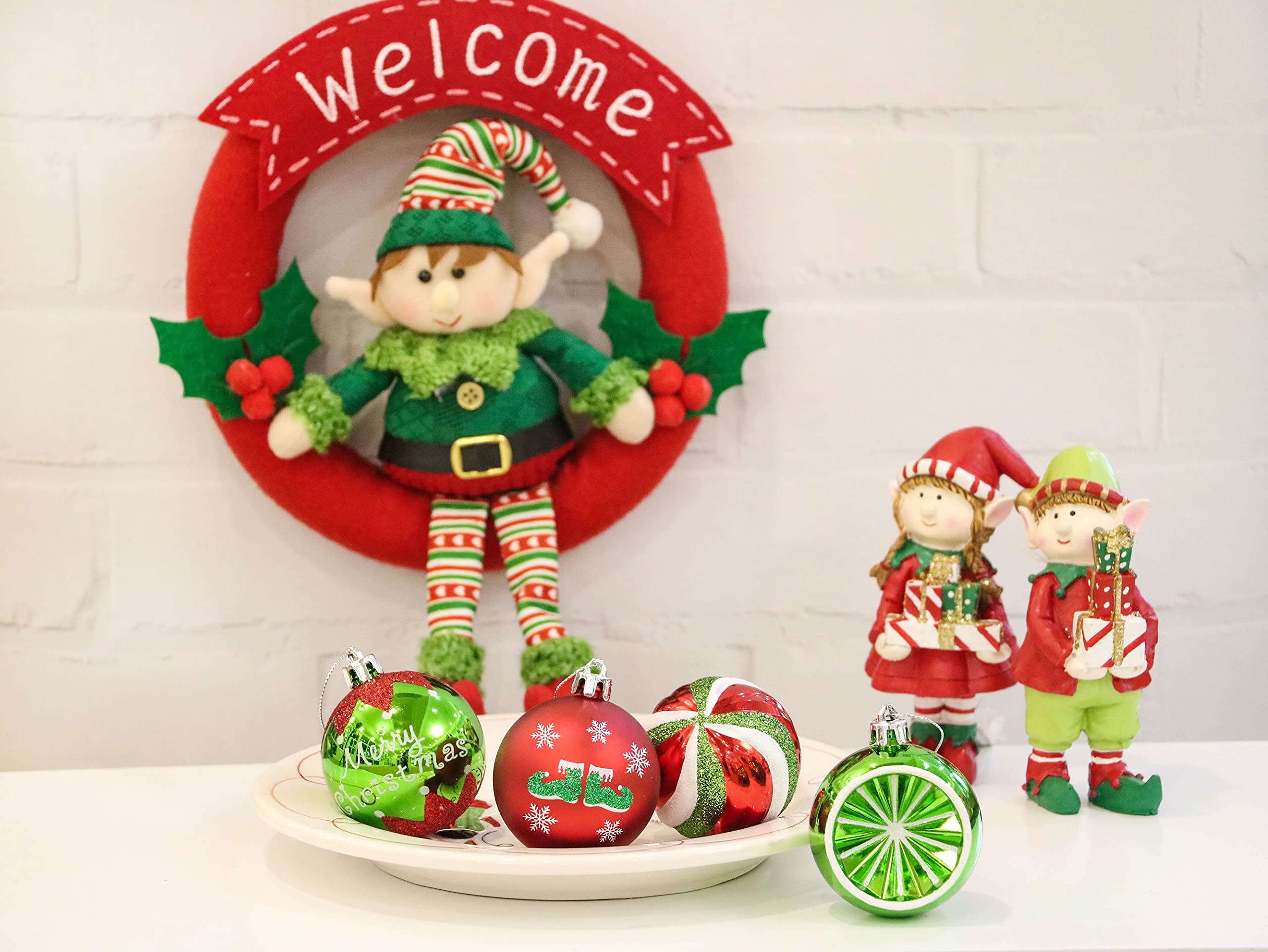 Victor's Workshop 20Pcs Bolas de Navidad 6cm, Adornos de Navidad para Arbol Tema Elfo Setl, Decoración de Bolas Navideños Plástico de Rojo Blanco Verde, Regalos de Colgantes de Navidad (Deleitoso)