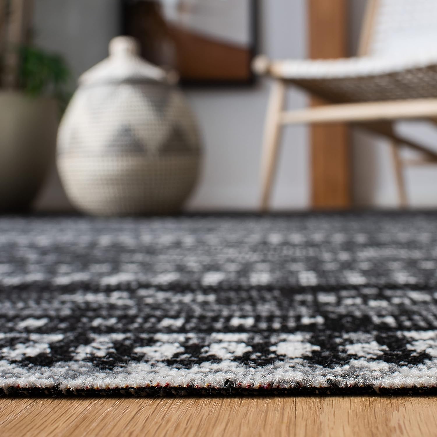 SAFAVIEH Montage Collection Accent Rug - 4' x 6', Grey & Black, Boho Design, Non-Shedding & Easy Care, Indoor/Outdoor & Washable-Ideal for Patio, Backyard, Mudroom (MTG291Z)