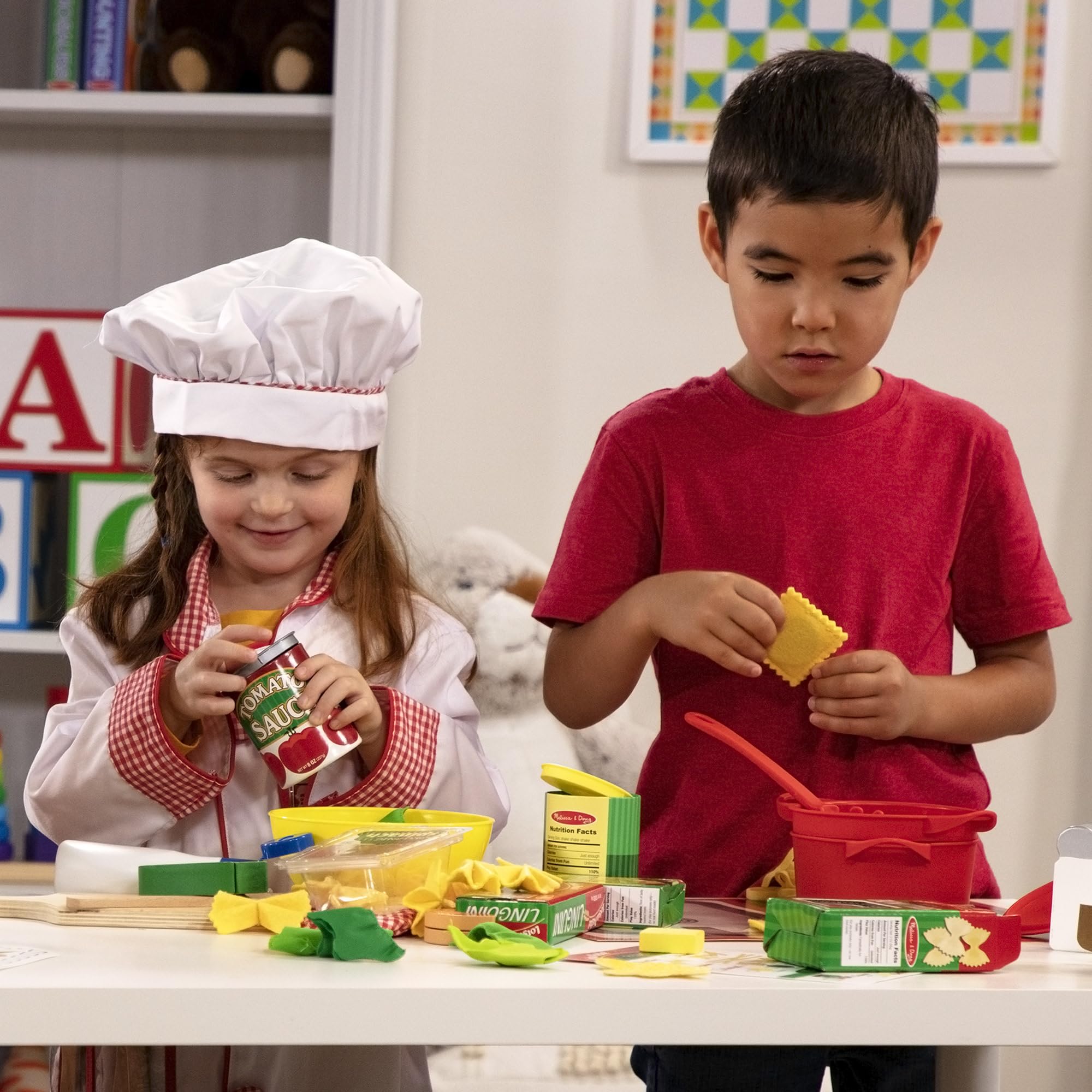 Melissa & Doug – zestaw do przygotowywania i podawania makaronu (zestaw zabawkowy, filcowy zestaw kuchenny, łatwe użytkowanie, zestaw ponad 50-elementowy, wys. 25,4 cm x szer. 22,86 cm x dł. 7,62 cm)
