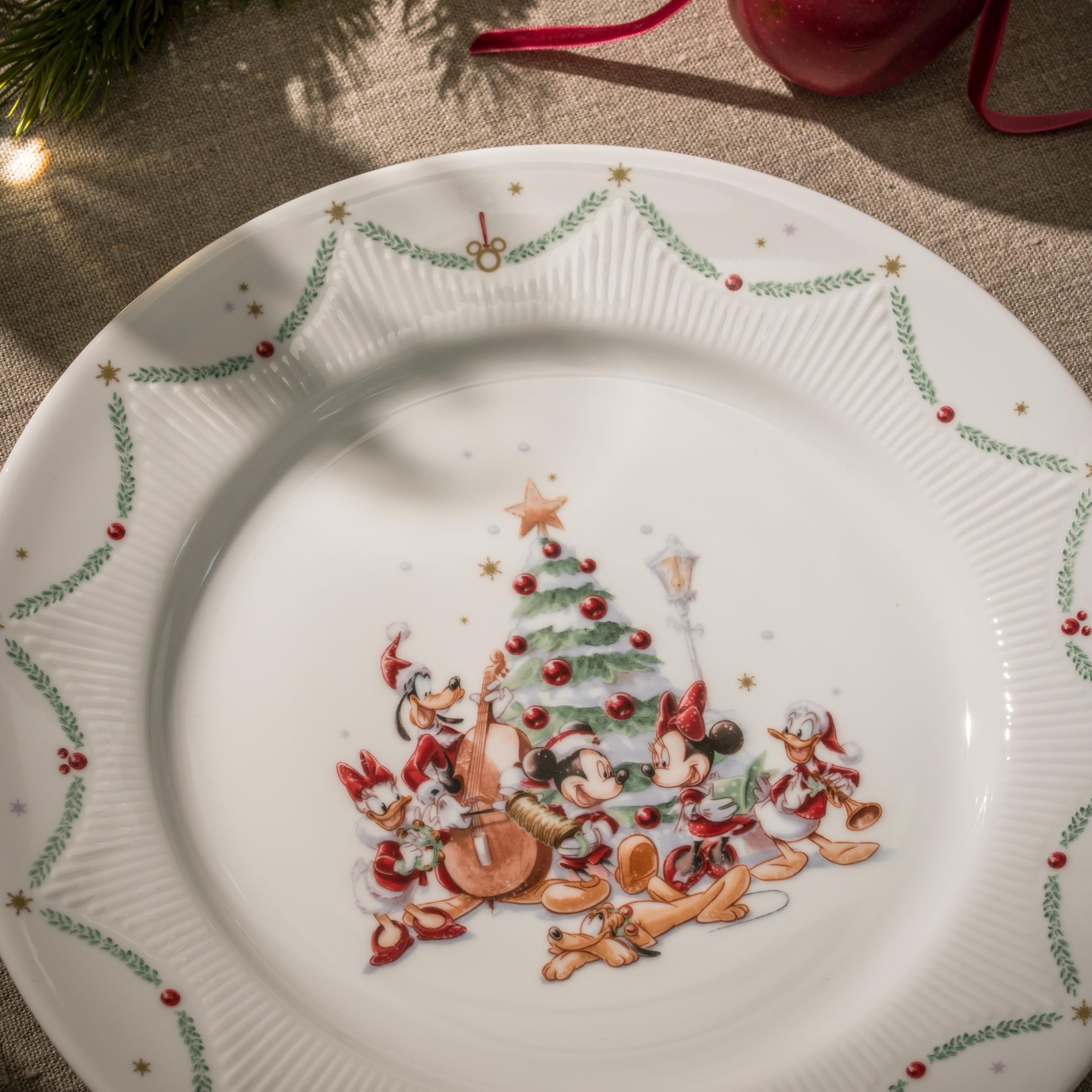 Disney Weihnachten Geschirr-Set 12-teilig – Speiseservice für 4 Personen inkl. Essteller, Kuchenteller & Schalen – Offiziell Lizenziert – Porzellan Tellerservice mit Micky & Freunde