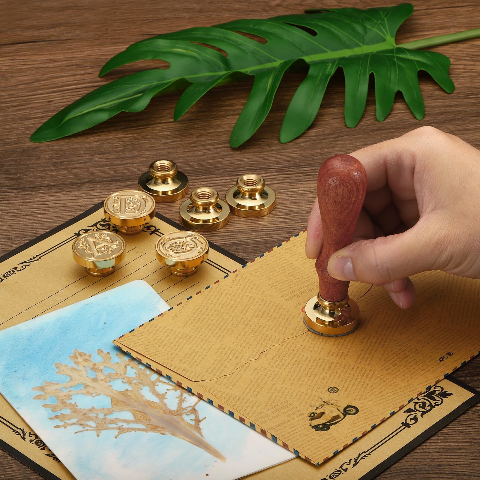 PATIKIL Timbri In Ottone Per Cera Sigillare Con 2 Manici In Legno Kit, Personalizzati A-Z Foglie 26 Lettere Timbri Cera Sigillante Per Inviti Matrimonio Buste Cartoleria, Scatola.