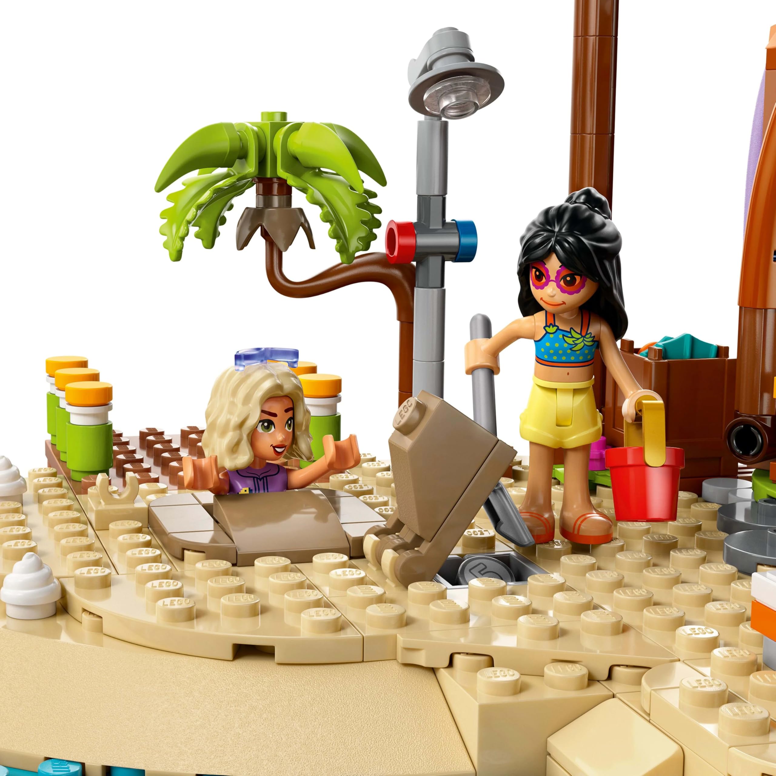 LEGO Friends Vacanza al Beach Resort - Gioco con 6 Mini Bamboline, Animali Giocattolo come Tartaruga e Delfino, Chiosco dei Gelati e Accessori - Regalo di Compleanno per Bambine da 8 Anni - 42673