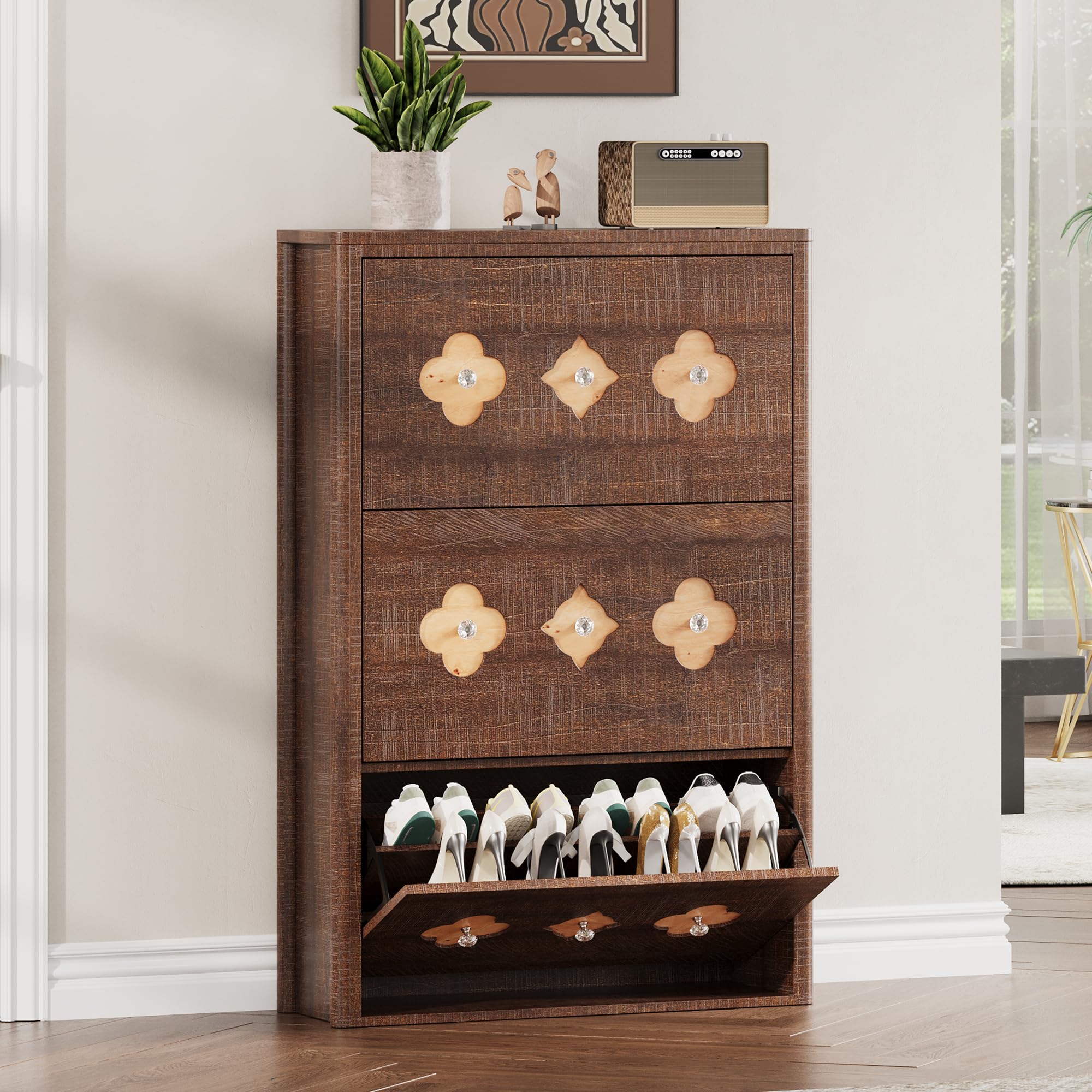 Platzsparender Schuhschrank schmal, freistehend – 3 Klappfächer mit Türen, florales Durchbruchmuster, diamantförmige Griffe, verdeckter Schuhstauraum, Holz, Braunrot, 3-Umdrehen Bucket