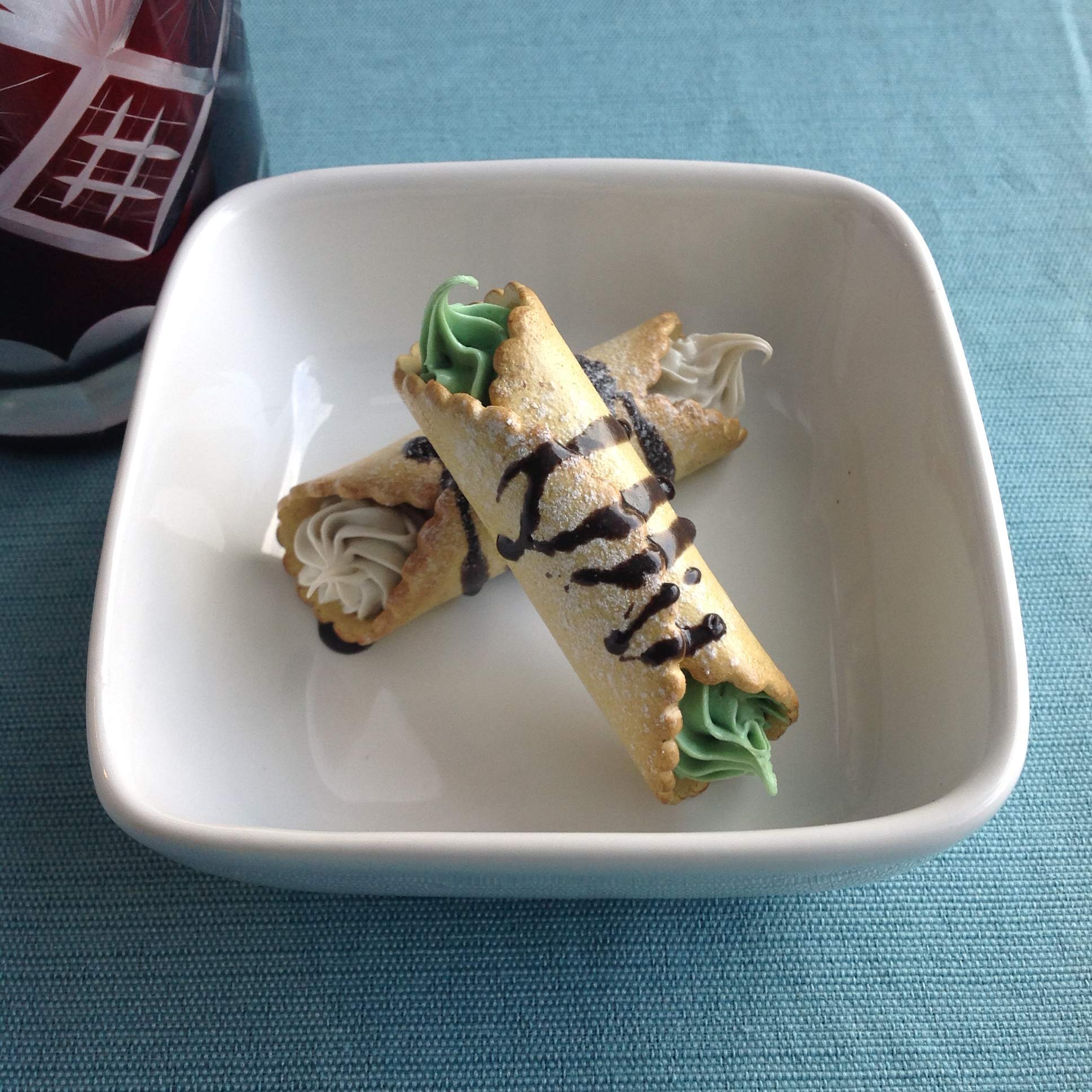 1 Mini Cannoli Magnet (choose the filling)