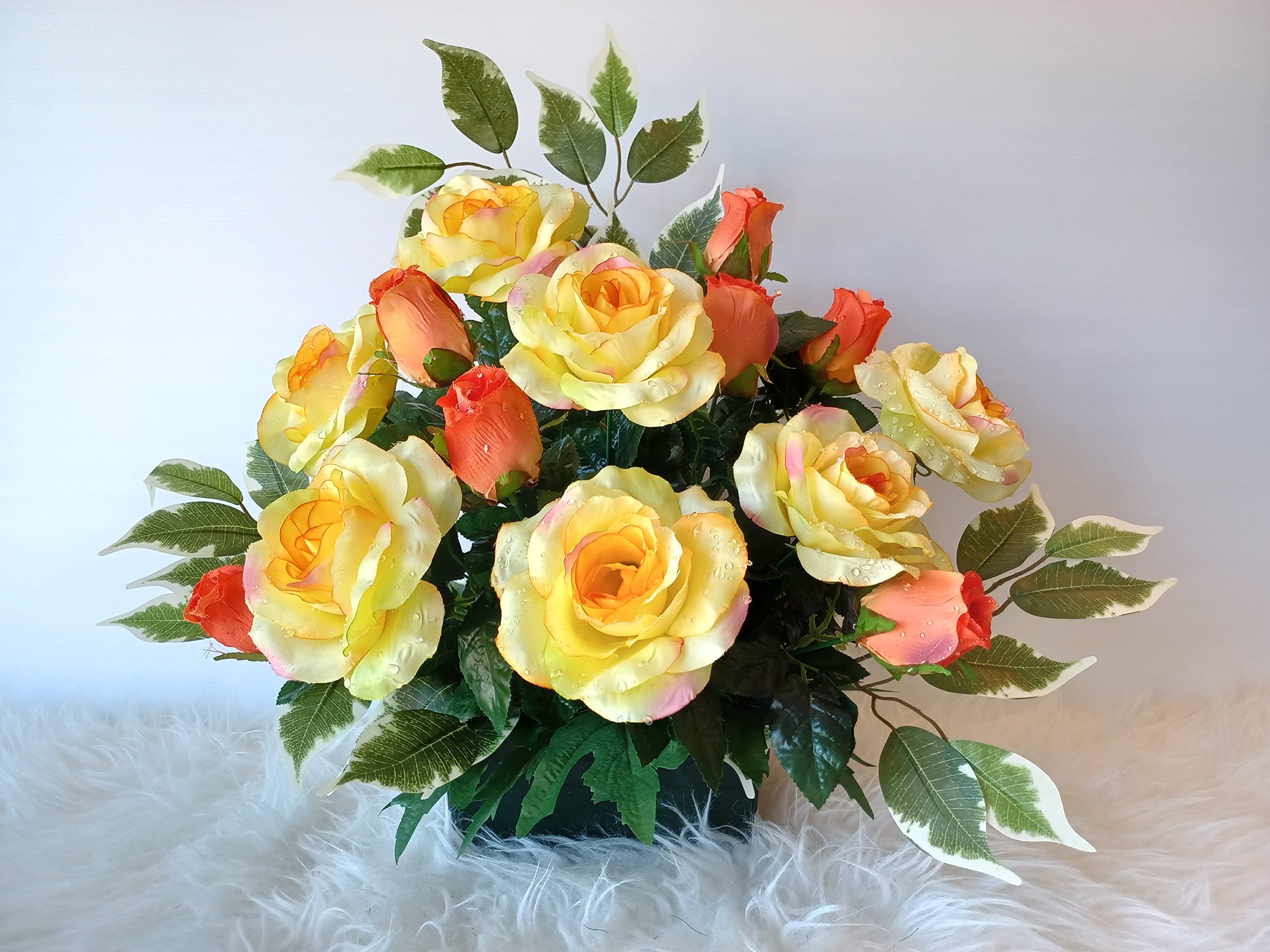 Composition de de Fleurs artificielles lesté Ciment. Réalisé par nos Soins. Les Fleurs sont de très Bonne Tenue et qualité. Vous ne serez Pas déçus par sa résistance au Vent.