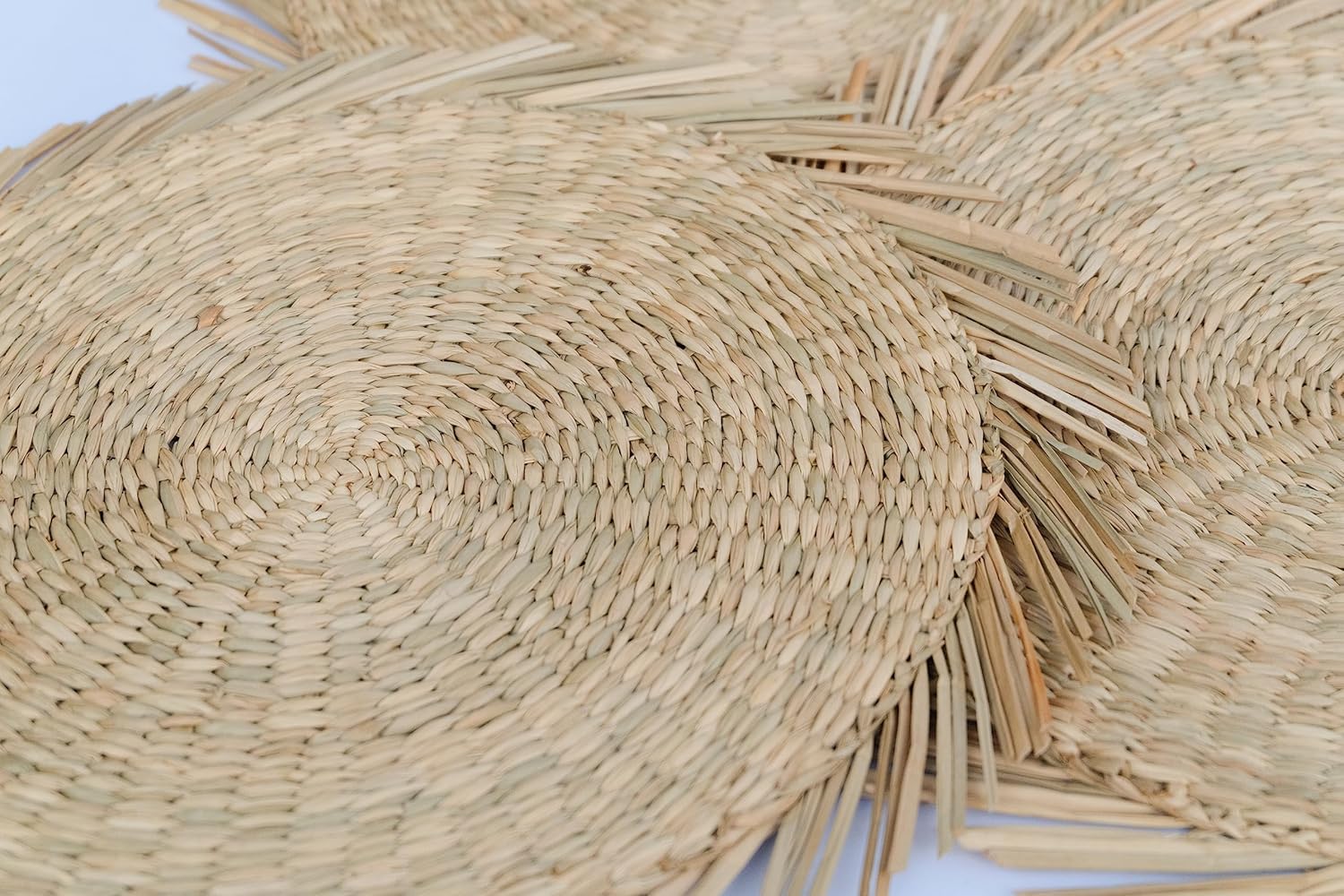 Set of 6 Oversized Round Seagrass Placemat, 13 Inches Outer Round, No-Slip Natural Heat Resistant Mats for TableWoven Table Mats, Round Stylish Decorative Placement for Dining Table