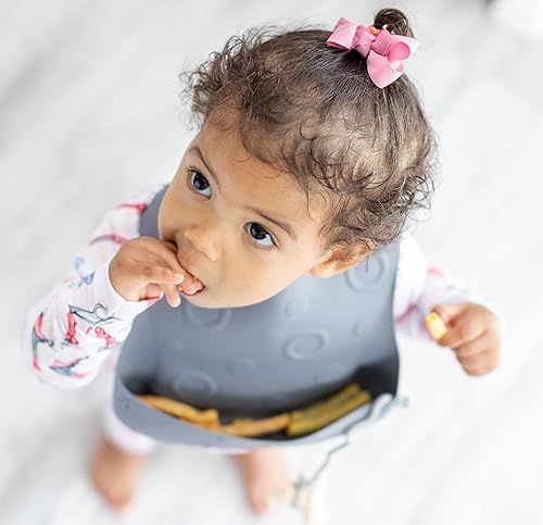 Miniatura 6 de BUSY BABY Juego de babero elástico y utensilios  Babero de silicona ajustable con bolsillo y utensilios de amarre para bebés y niños pequeños