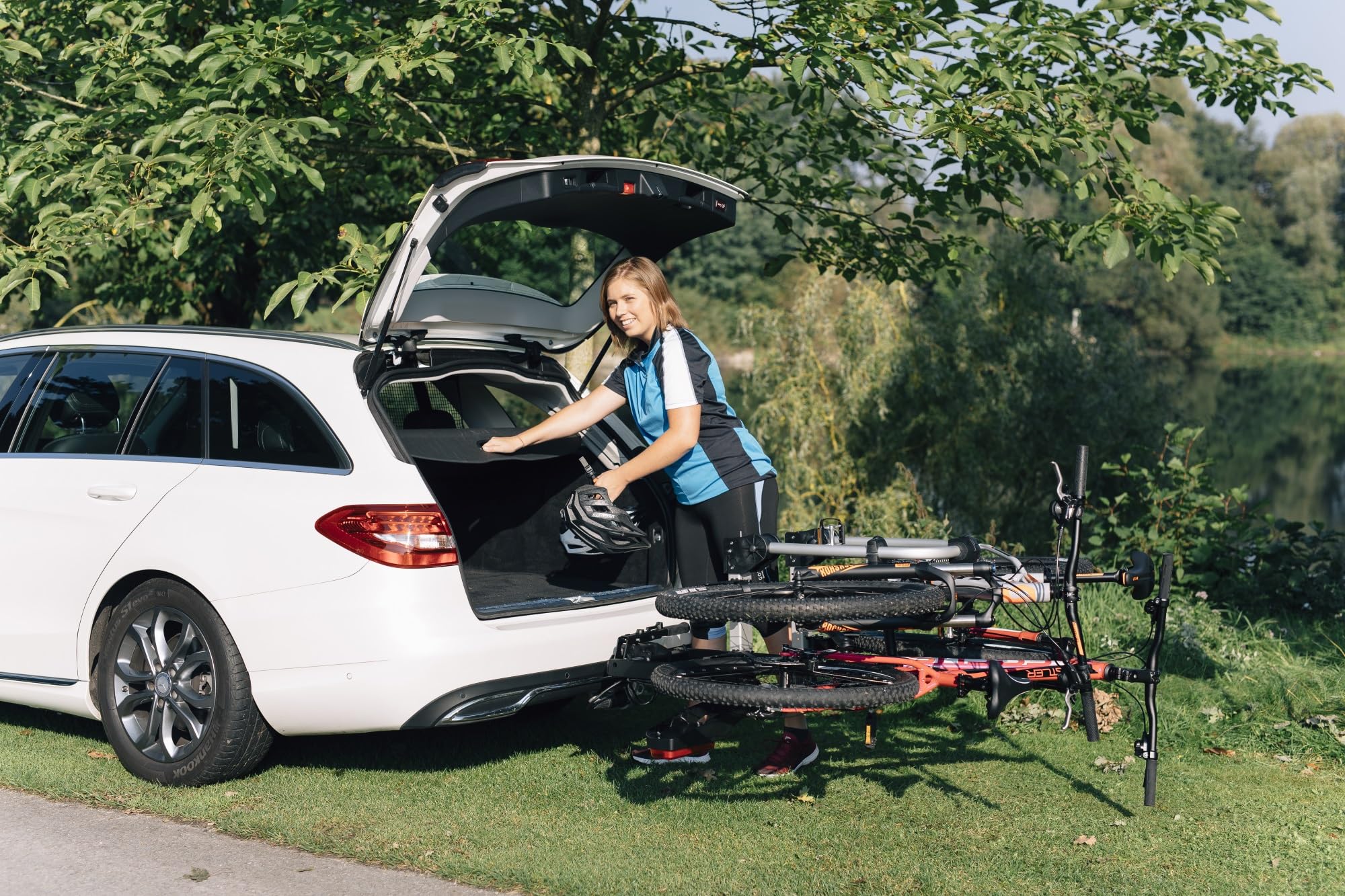 Westfalia Porte-vélos Bikelander pour Attelages | Porte-vélos sur Attelage pour 3 Vélos | Adapté aux Vélos Électriques| Repliable | Feux Hybrides à LED