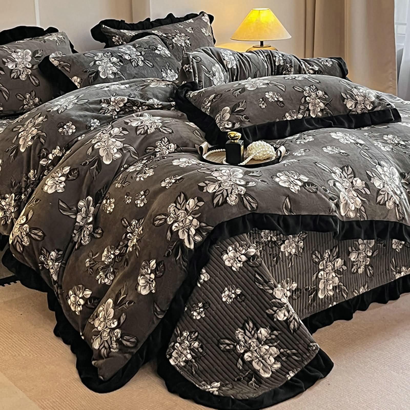 Zestaw pościeli 4 sztuki, poszwa na kołdrę 200x230cm, narzuta 230x250cm i 2 poszewki na poduszki, wzór gałęzi kwiatów i liści z falbankami, miękki aksamit, ciemnoszary czarny