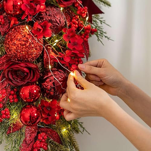 Miniatura 9 de YULETIME Botín de lágrima decorativo preiluminado de 24 pulgadas, funciona con pilas, guirnalda artificial de Navidad con luces de hadas, lazo rojo