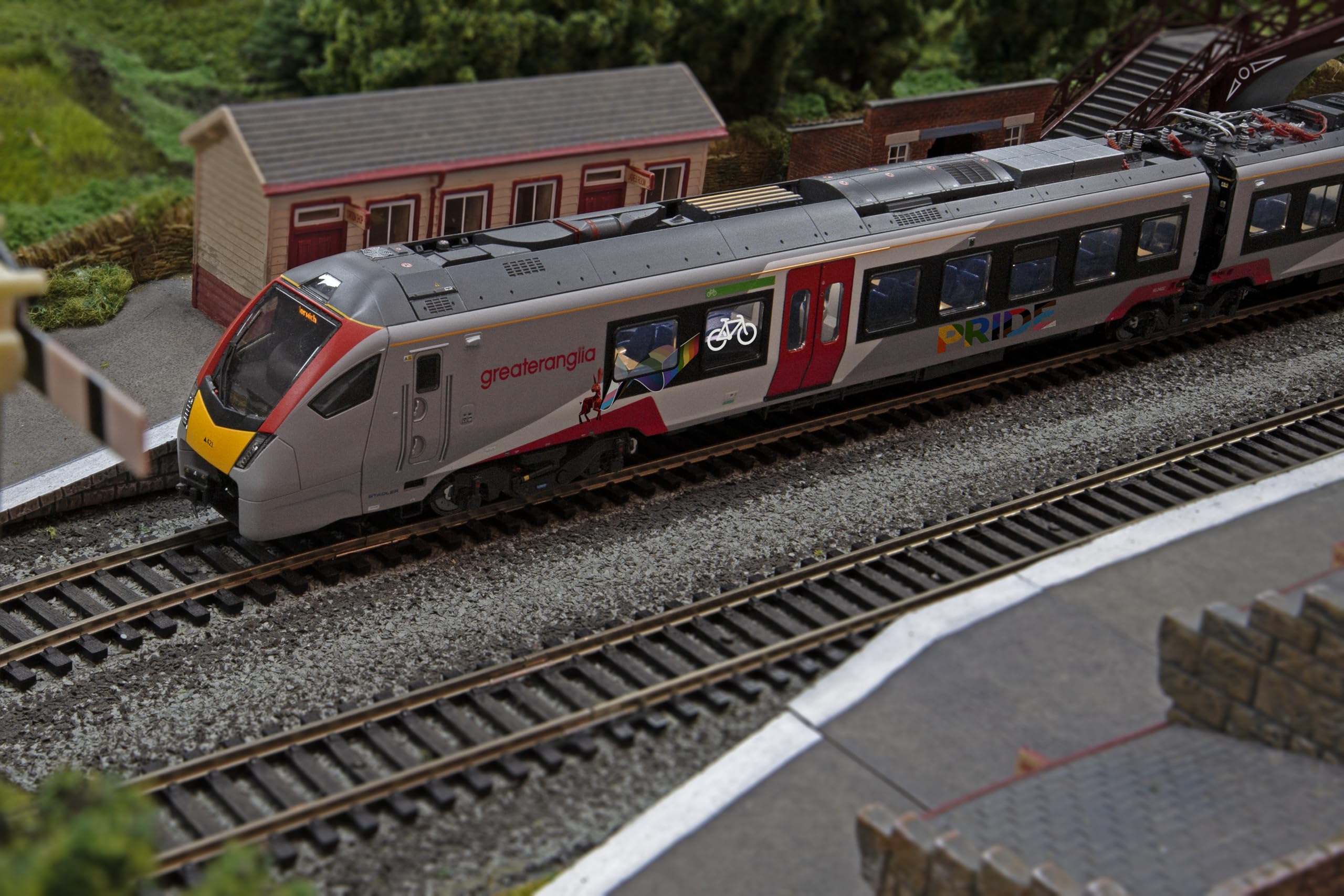 Hornby R30446 Greater Anglia Klasa 755-4 FLIRT 4 Car Pride Livery Train Pack