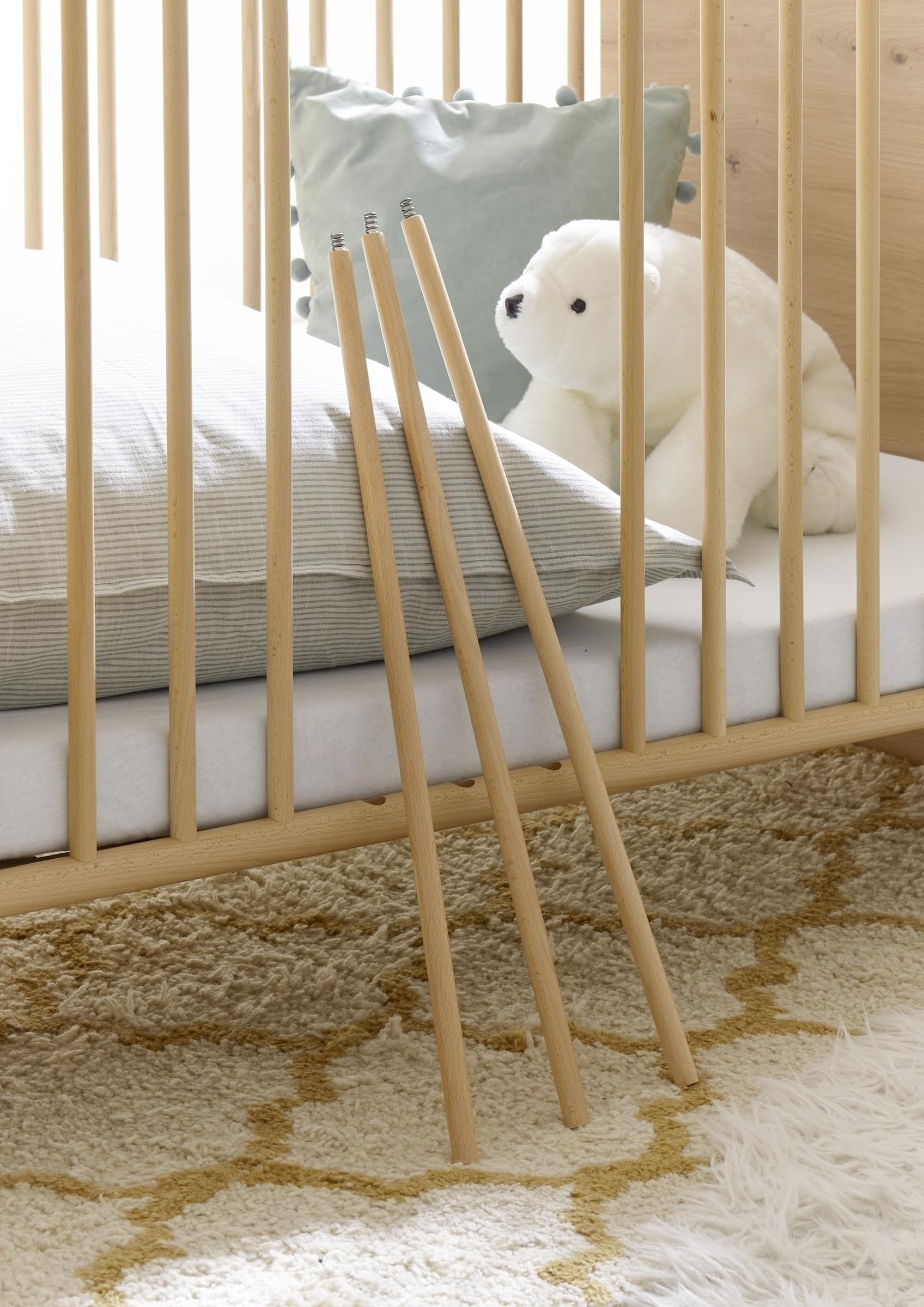 Babybett >Birta< Artisan Eiche Dekor / Salbei, Liegefläche 140x70 cm, 3 Schlupfsprossen, Liegehöhe verstellbar – 78x90x143 cm (B/H/T), robust & pflegeleicht, Dekorfolie, zerlegt, ohne Matratze
