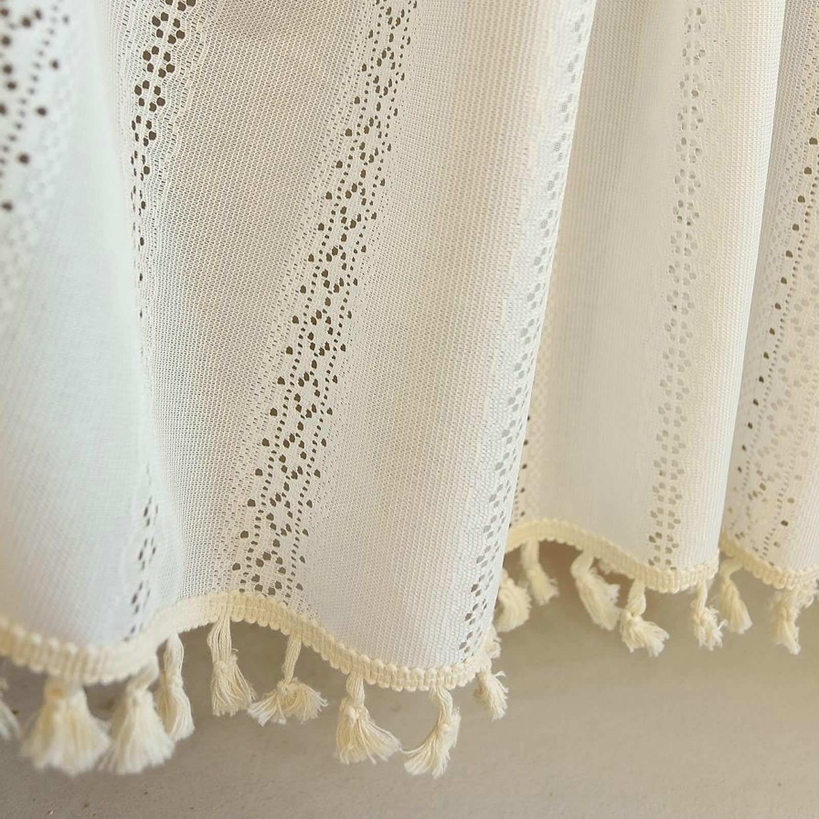 AMDXD Visillo de voile de 135 x 60 cm, visillo para ventana, encaje, patrón geométrico con borla, poliéster, 1 unidad, para baño, color blanco y beige