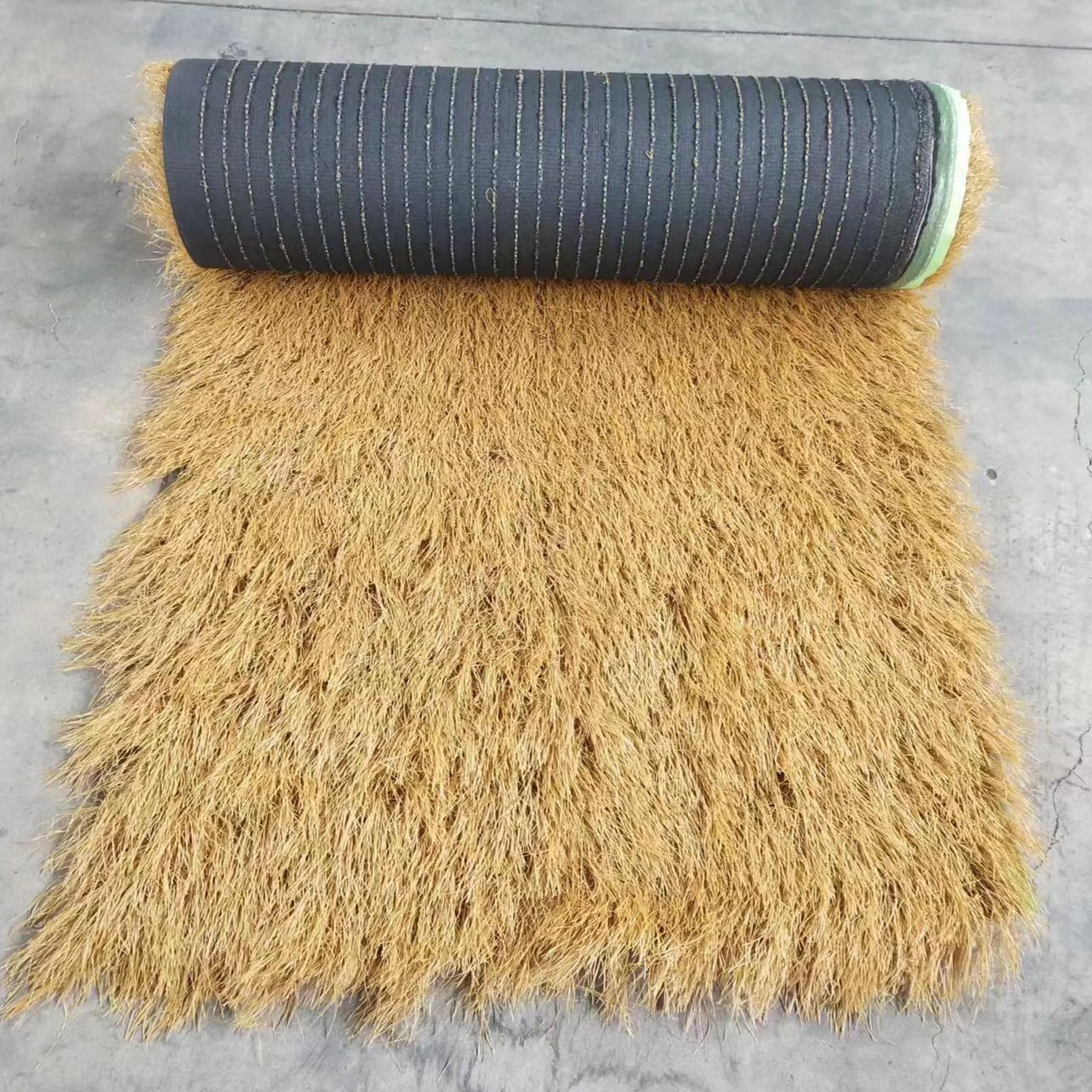 Chaume synthétique anti-feu pour remplacer la paille de toit usée
