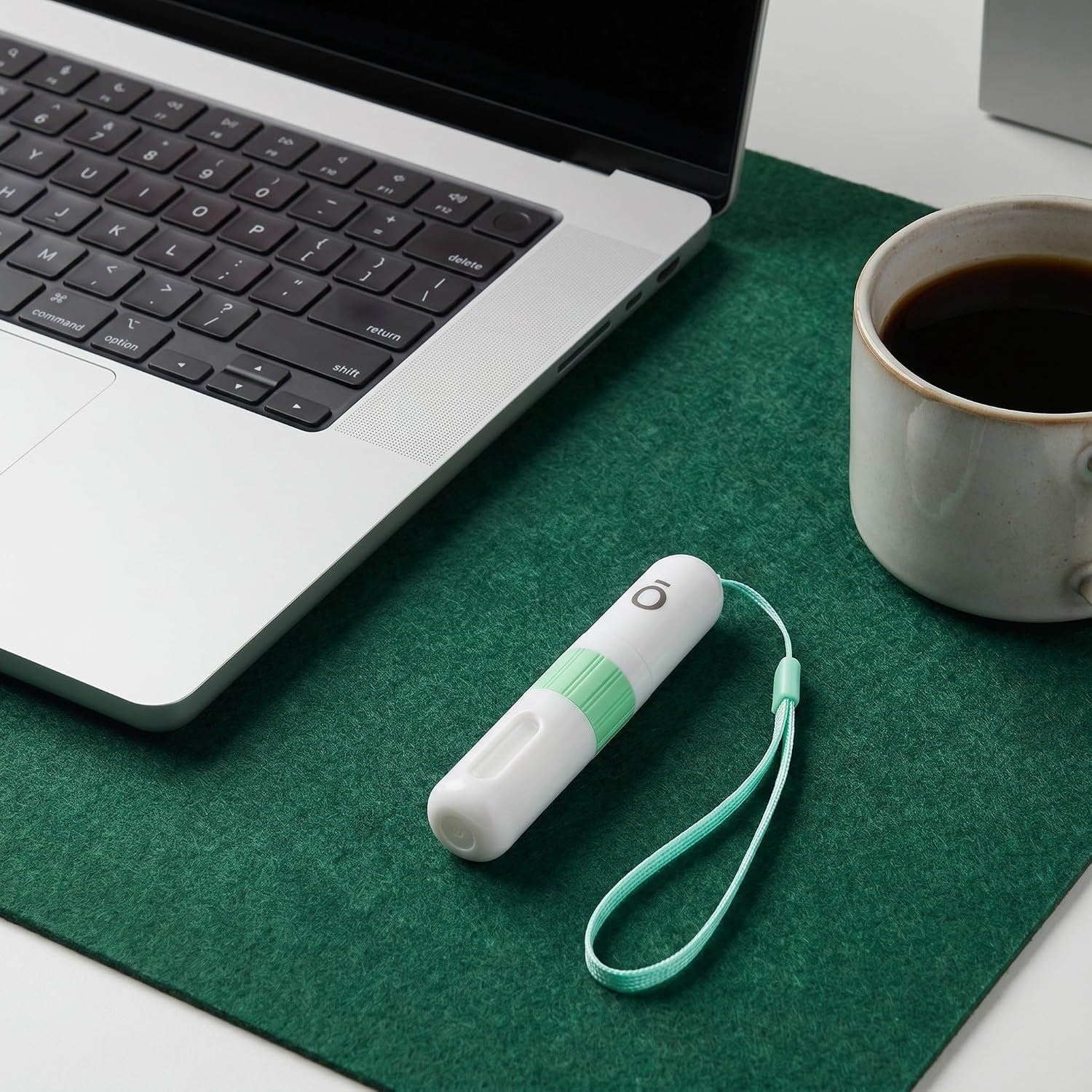 3pcs 2ml Essential Oil Diffuser Accessories with Refillable Tubes, Green Rollerball Bottle Design with Window and Unscented Wicks for Daily Travel Use and Outdoor Activities