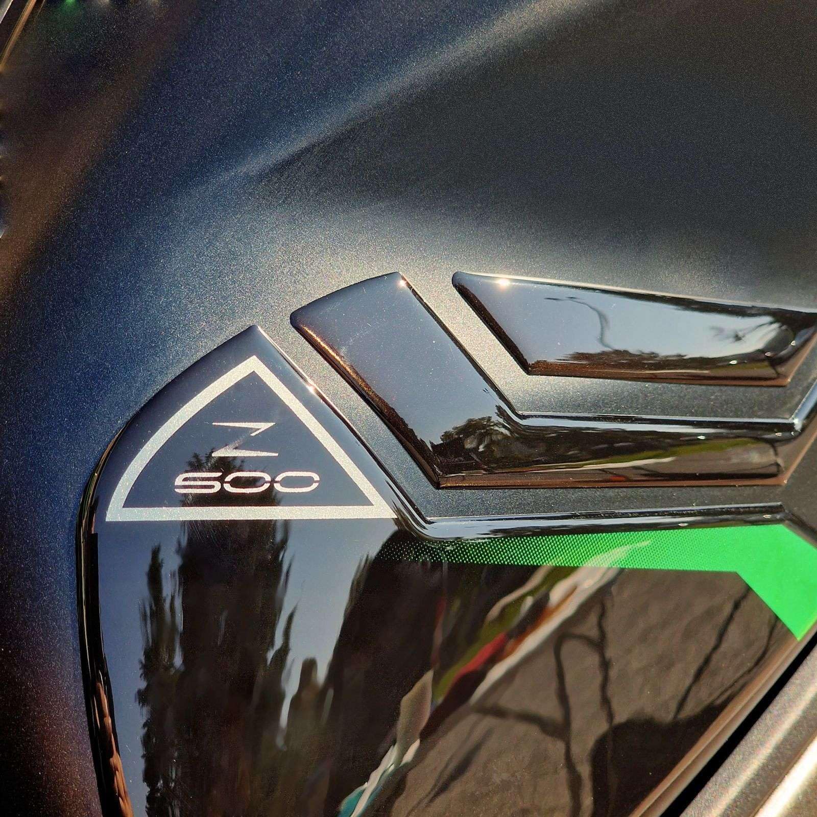 Resin Bike Adesivi Moto Compatibile con Kawasaki Z500-Z500 SE 2024-2026. Protezioni Laterali Serbatoio Grip da Urti e Graffi. Adesivi Resinati con Effetto 3D Made in Italy