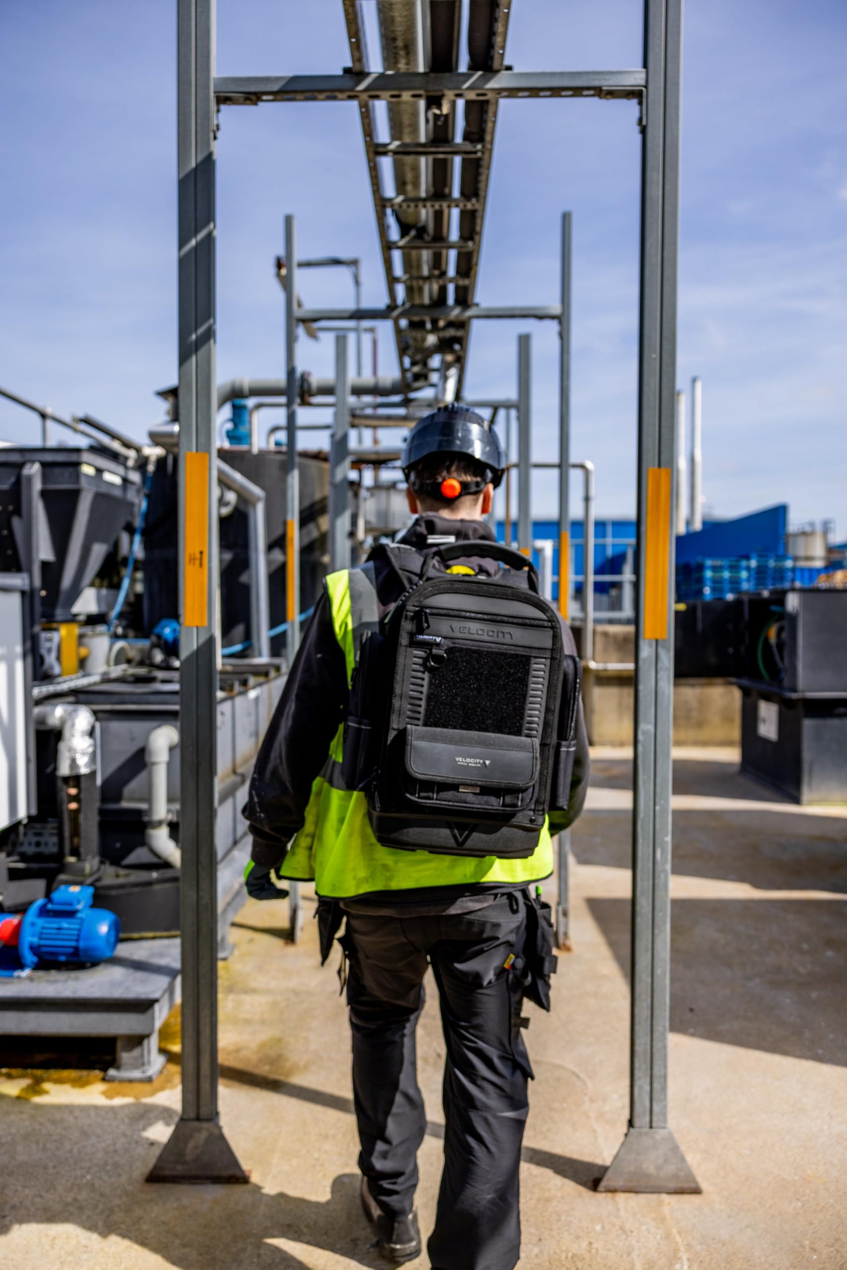 Velocity Pro Gear Stealth SB250 - Mochila compacta profesional para electricistas, técnicos e ingenieros de servicio con almacenamiento vertical de herramientas, bolsillos para medidores y panel