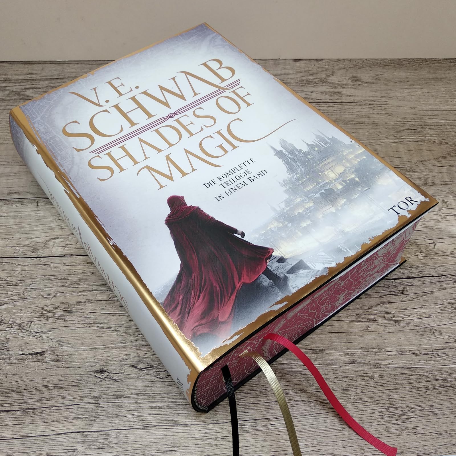 Shades of Magic: Die komplette Trilogie in einem Band, mit Farbschnitt und Bonusmaterial.