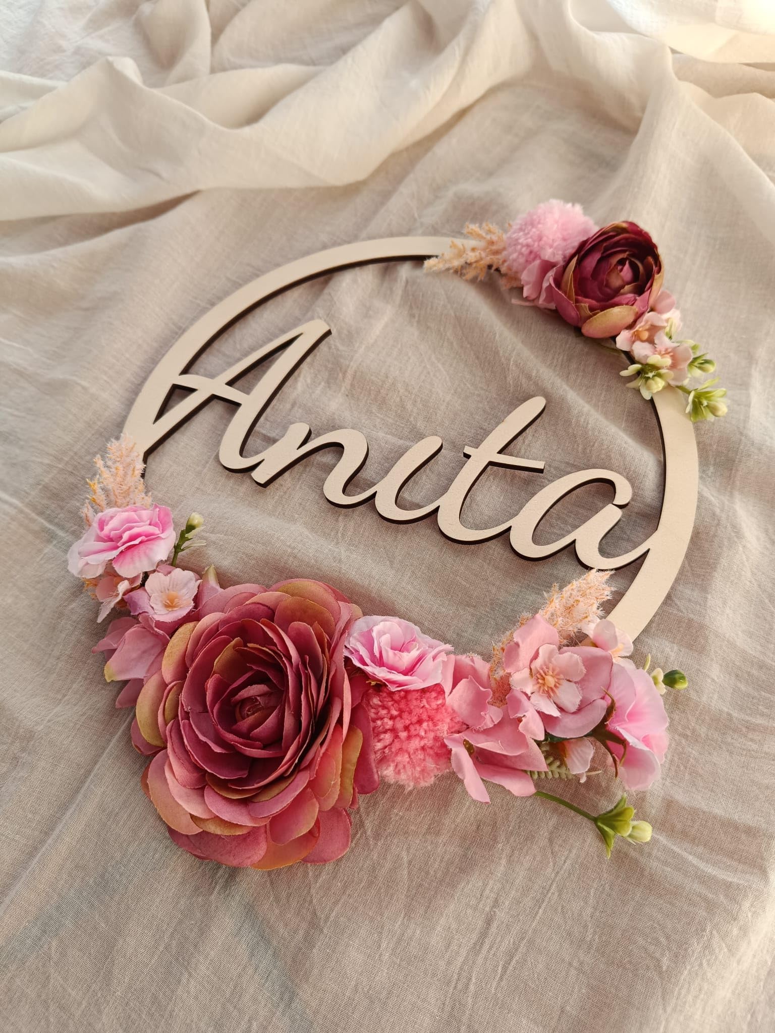 Fiocco Nascita Bimba, Idea Regalo Personalizzato Nascita Bimbo, Decorazione in Legno Artigianale con Fiori per cameretta, Regalo neonata Battesimo, fuoriporta e Regalo Nascita, Ghirlanda Comunione
