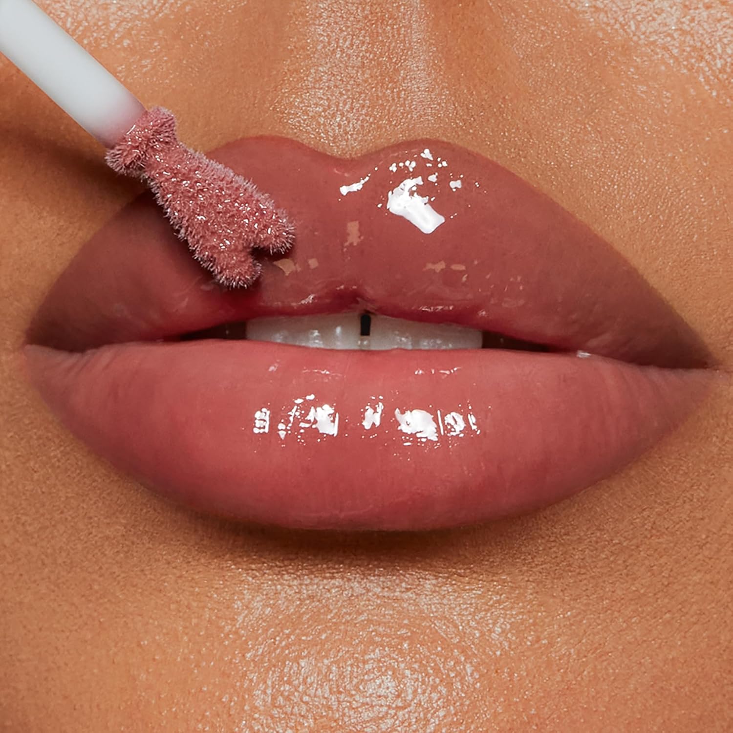 Charlotte Tilbury Collagen Lip Bath - Plumping Lip Gloss for a Fuller-Looking, High-Shine Pout - Skincare-Infused Formula to Hydrate & Nourish Lips - Image 4