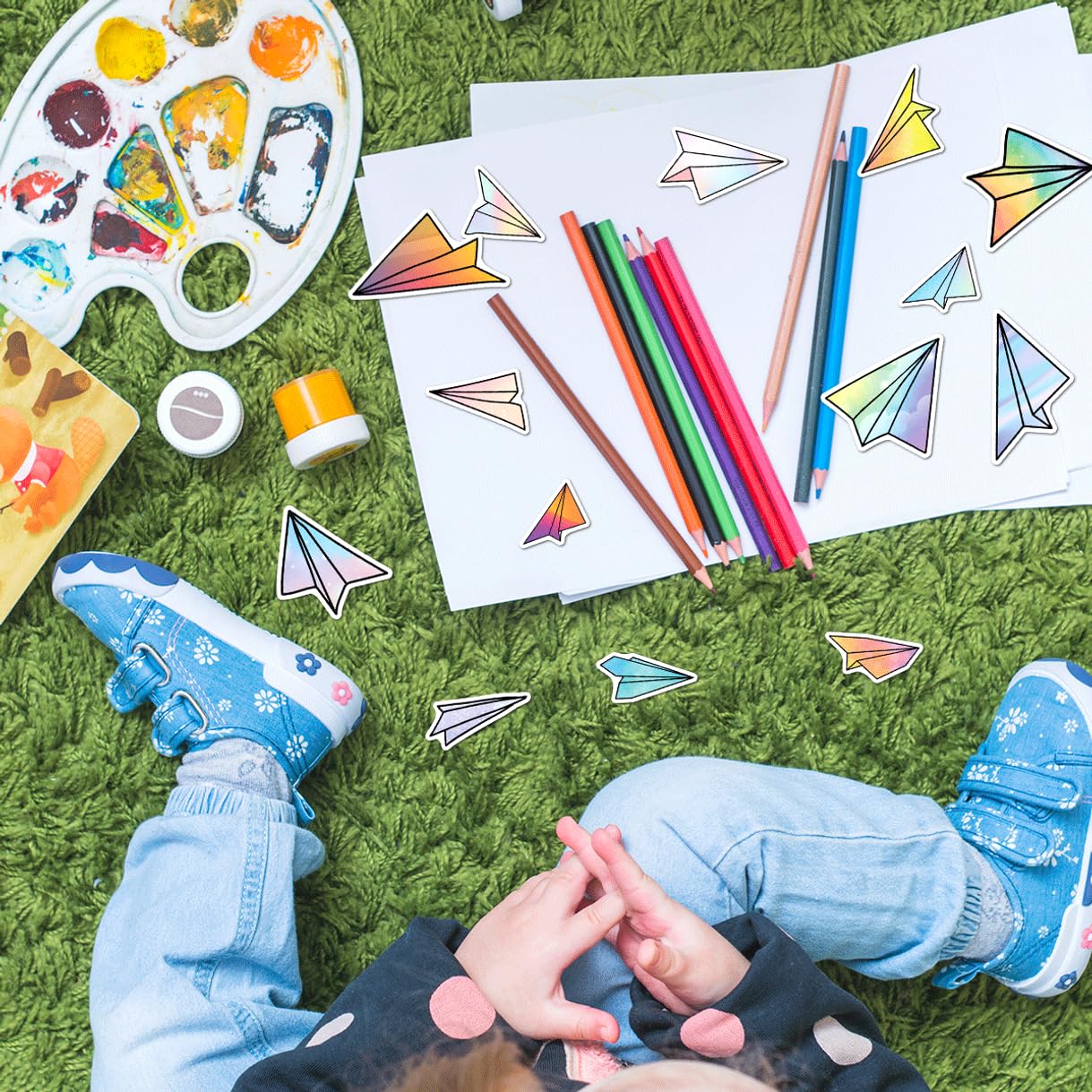 Paquete de 50 calcomanías de vinilo con patrón de avión de papel holográfico colorido para portátiles, botellas de agua, monopatines, cuadernos, niños, adolescentes, estudiantes, coleccionistas, 50