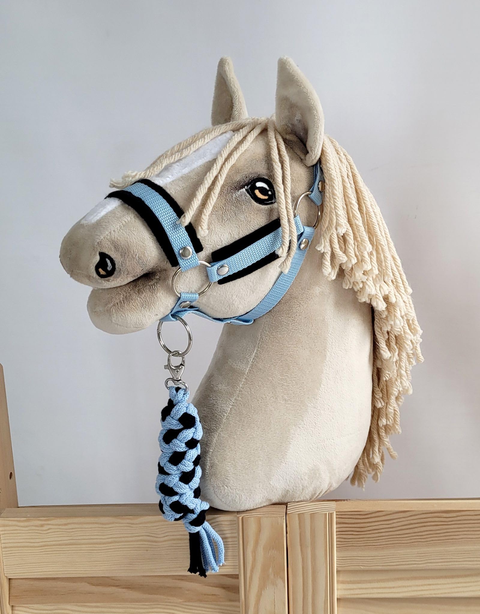 Cabestro A3 Hobby Horse con piel negra y corbata azul premium 5