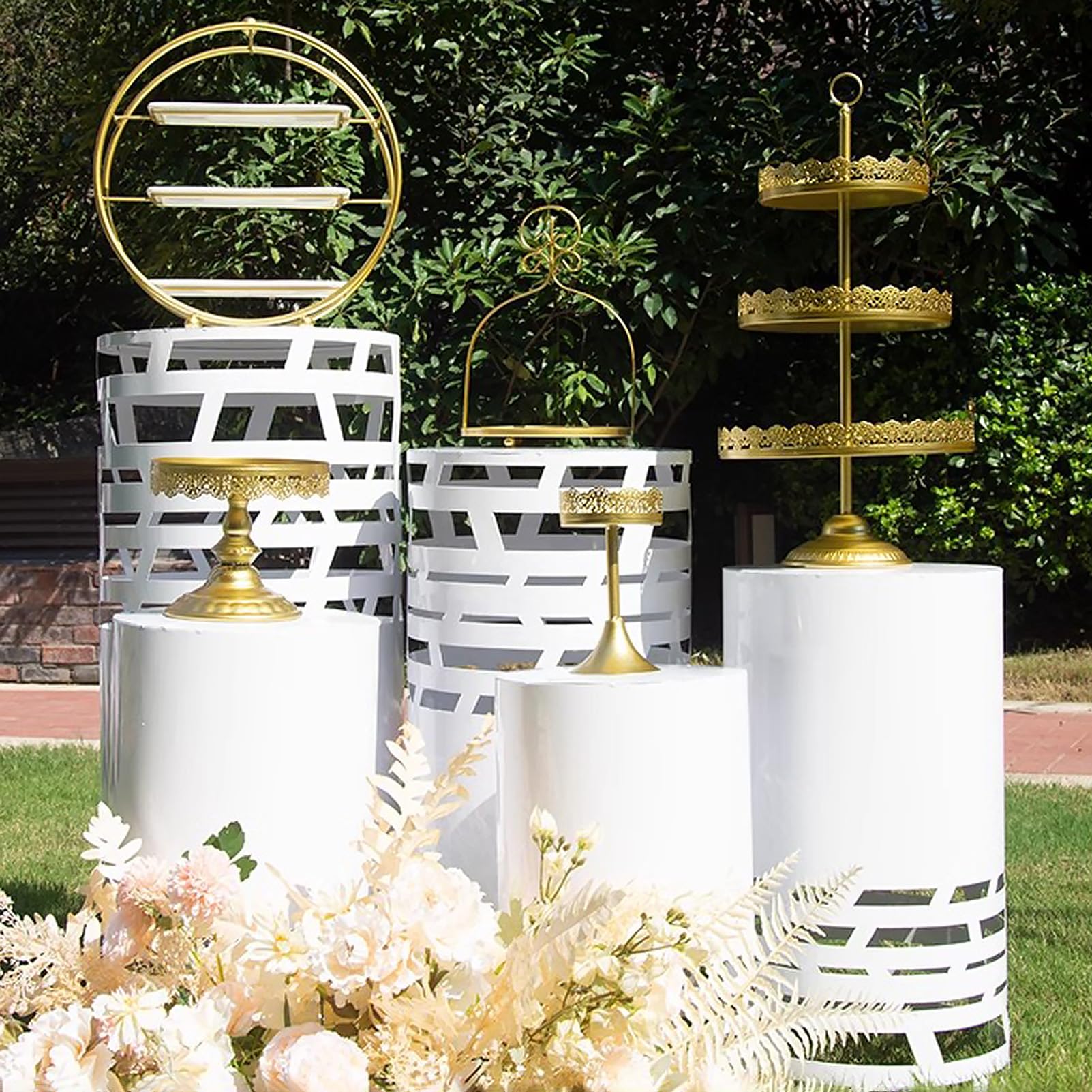 Socles cylindriques blancs pour réussir vos décorations d'événements