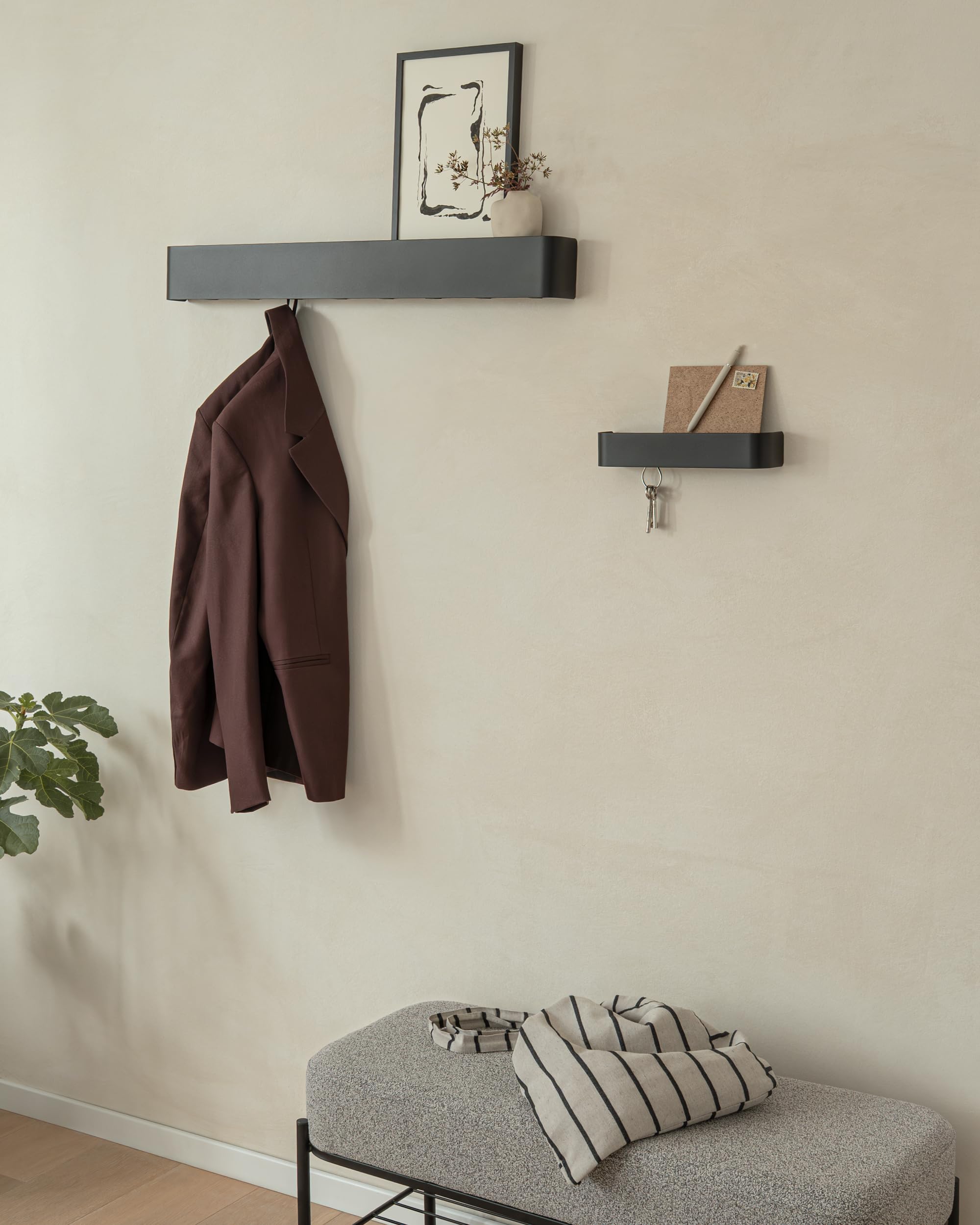 Kazai. Porte manteau mural design 'Tone' | Porte-manteau moderne avec crochets cachés et étagère murale | Patère en métal design pour entrée | Patère murale pour montage mural | Noir