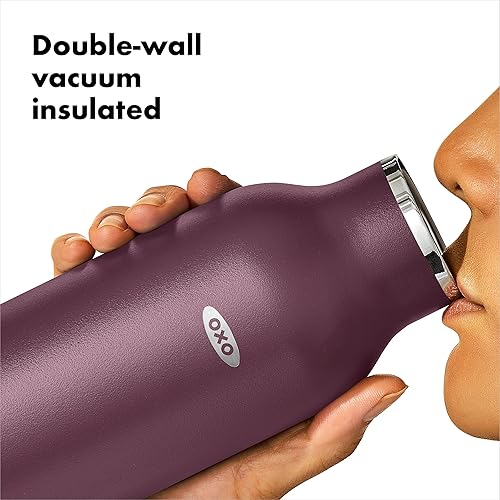 Miniatura 10 de OXO Strive - Botella de agua aislada de 24 onzas con tapa estándar, cobalto oscuro