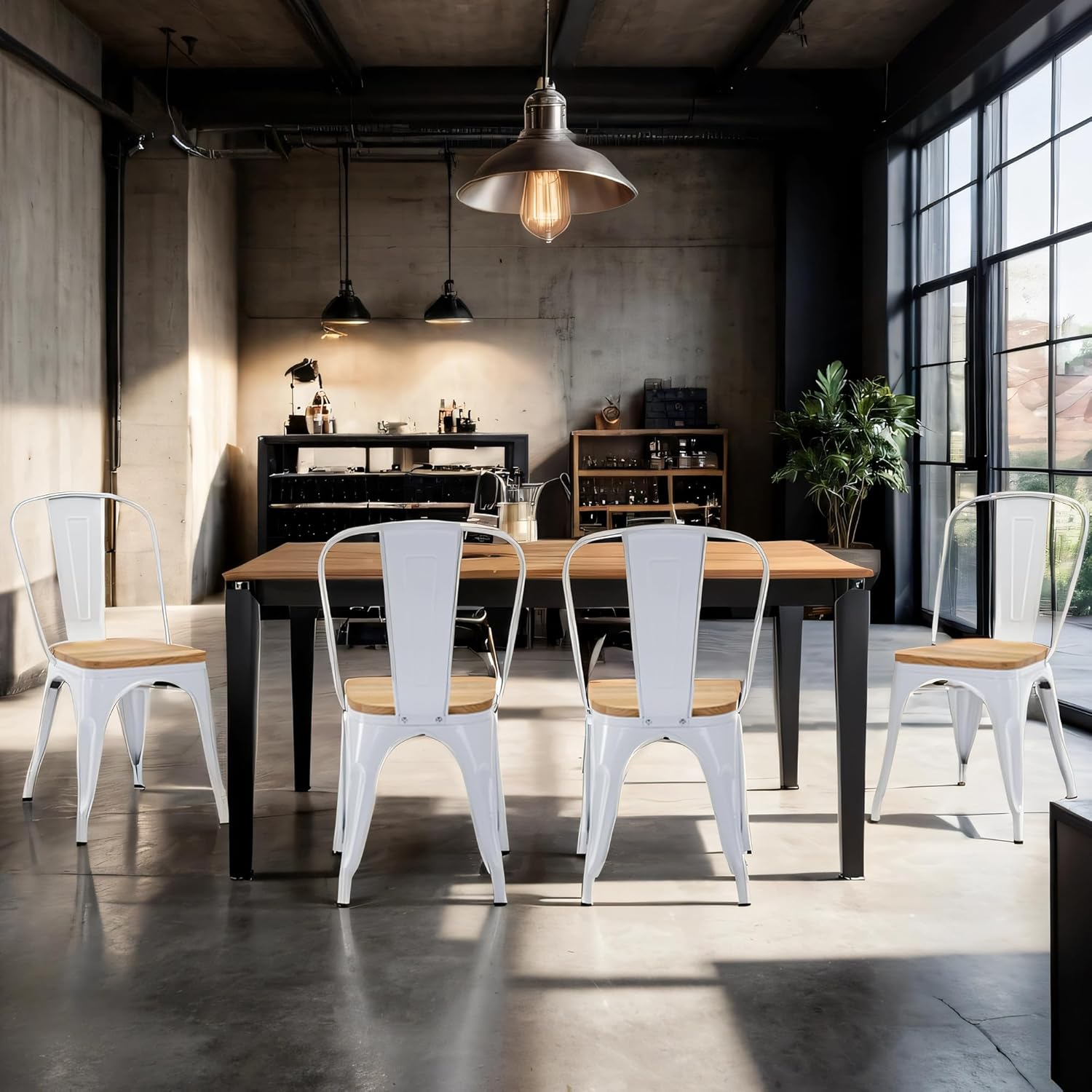 Chaises avec une table en bois foncé pour une salle à manger