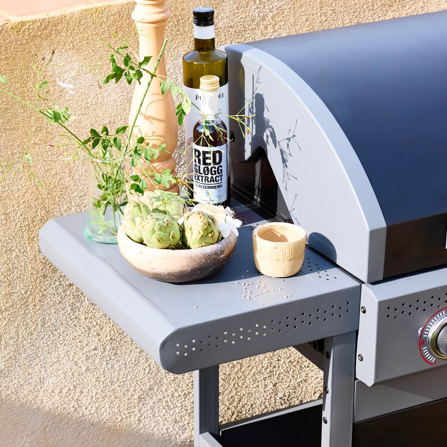 sweeek - Barbecue au gaz Edmond noir - 6 brûleurs + 1 feu latéral. avec thermomètre. L 132x P62 x H143 cm