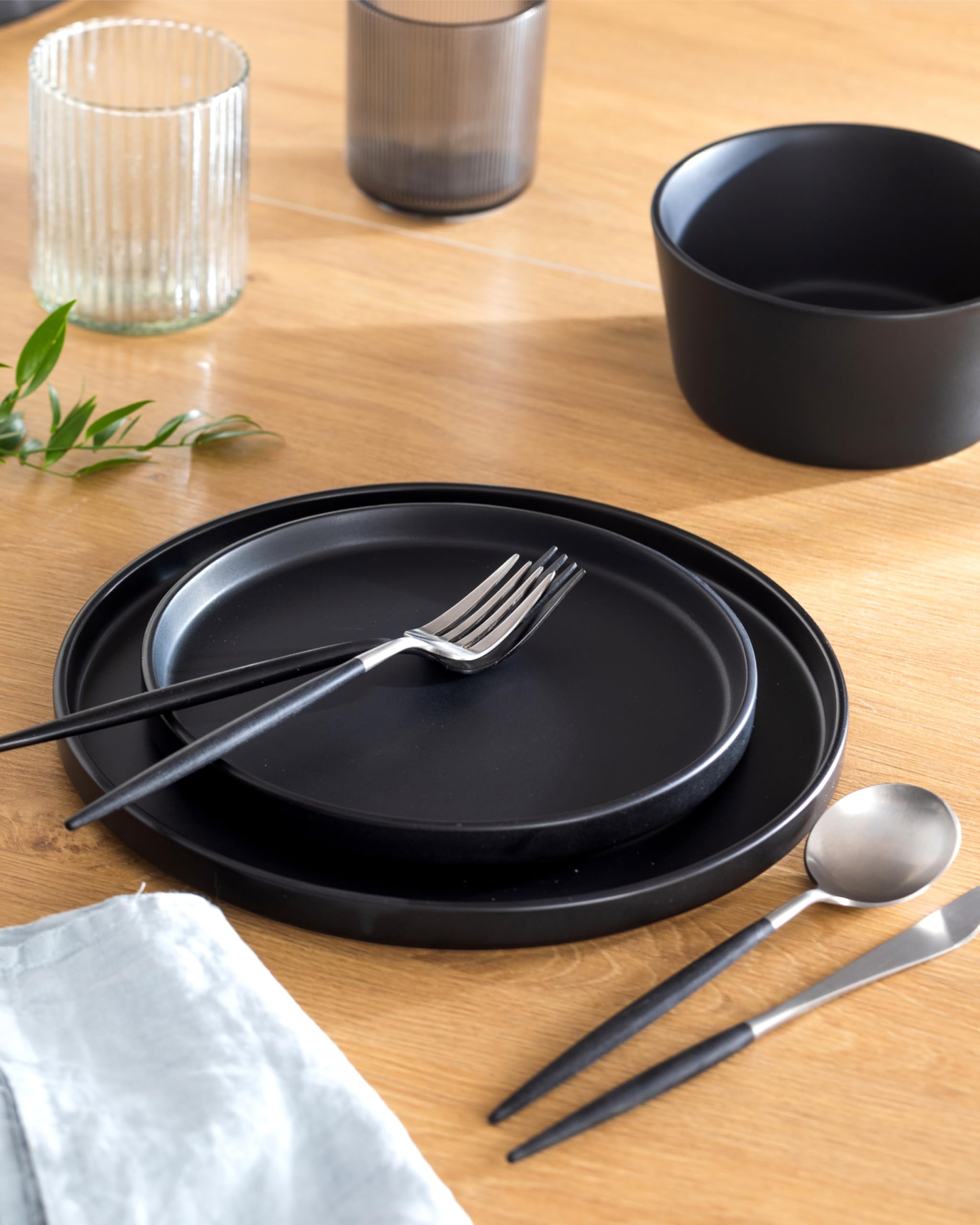 Vajillas Completas de Piedra Negra para 6 Personas -Estilo Urbano Moderno - Juego de Platos de 18 Piezas - Aptos para Lavavajillas y Microondas - Vajilla Negra Mate -Set de Platos Elegante y Funcional