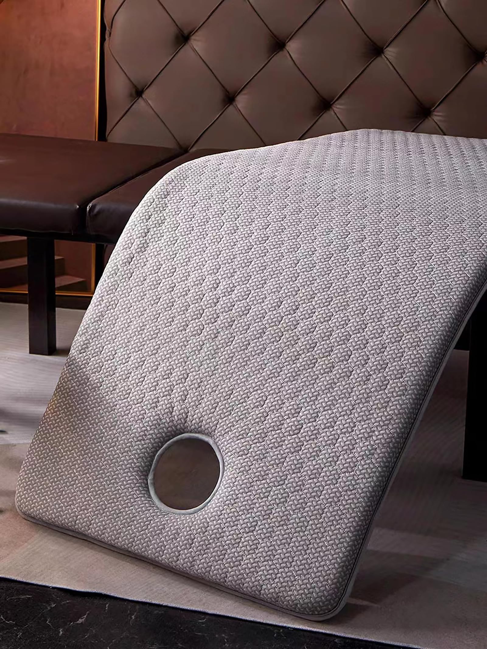 Table massage surmatelas mousse à mémoire pour une relaxation en salon