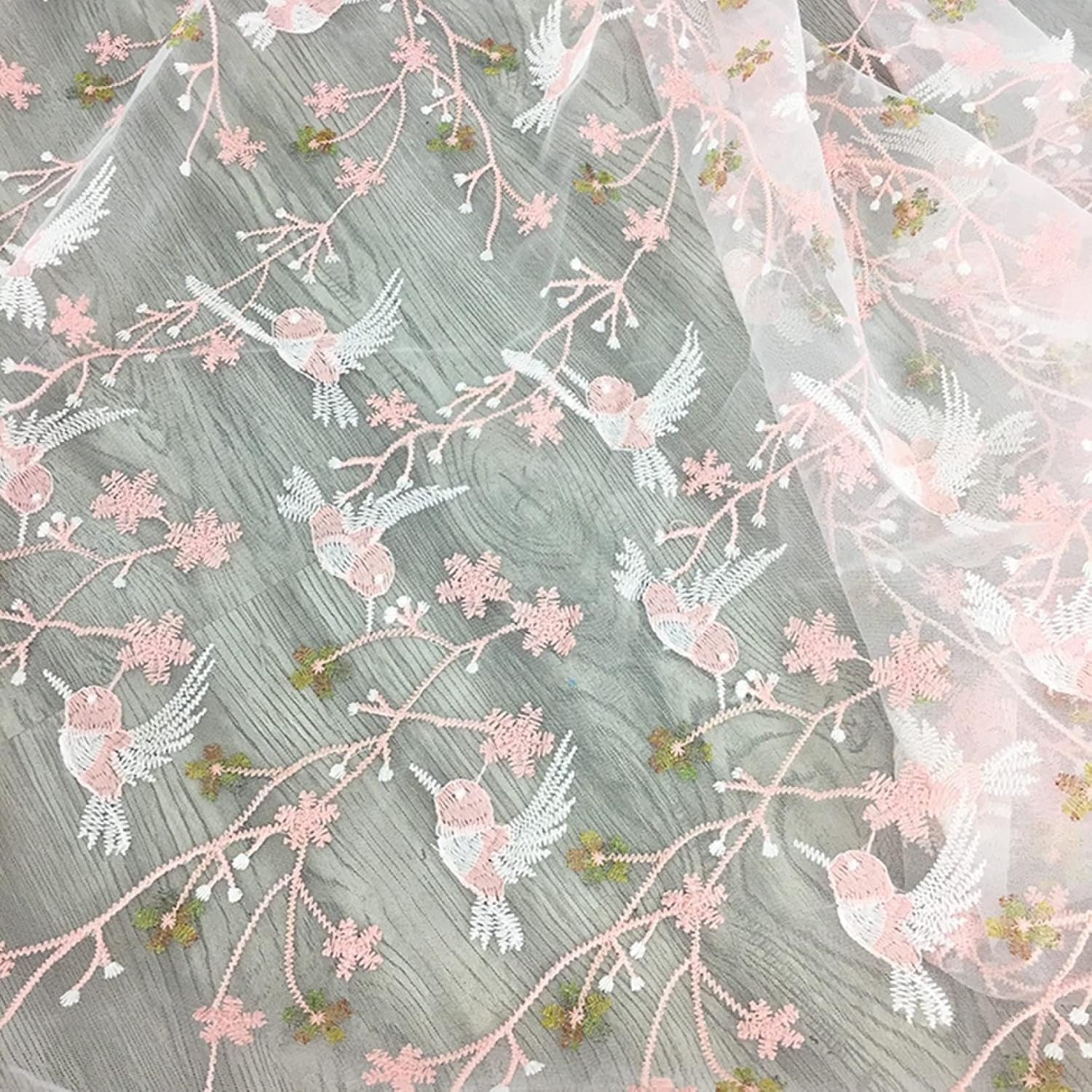 Tessuto in tulle di pizzo con fiori e uccelli ricamati in poliestere
