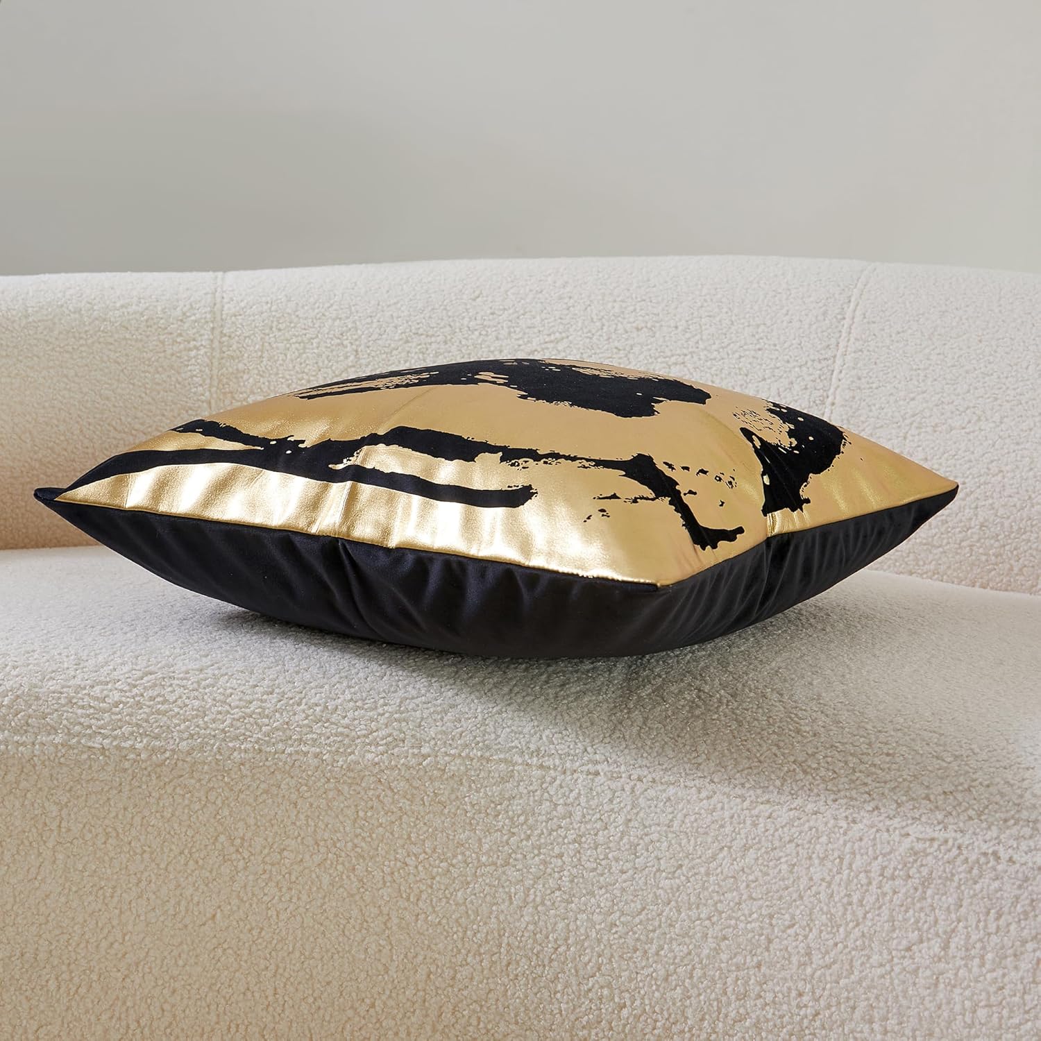 THE-TINOART Black Throw Pillows Cover Gold Foil Printing Pillow Cover Lagre Abstract Black Soft Velvet Square Decoration Pillow Covers for Home Decoration 24X24inch 1piece
