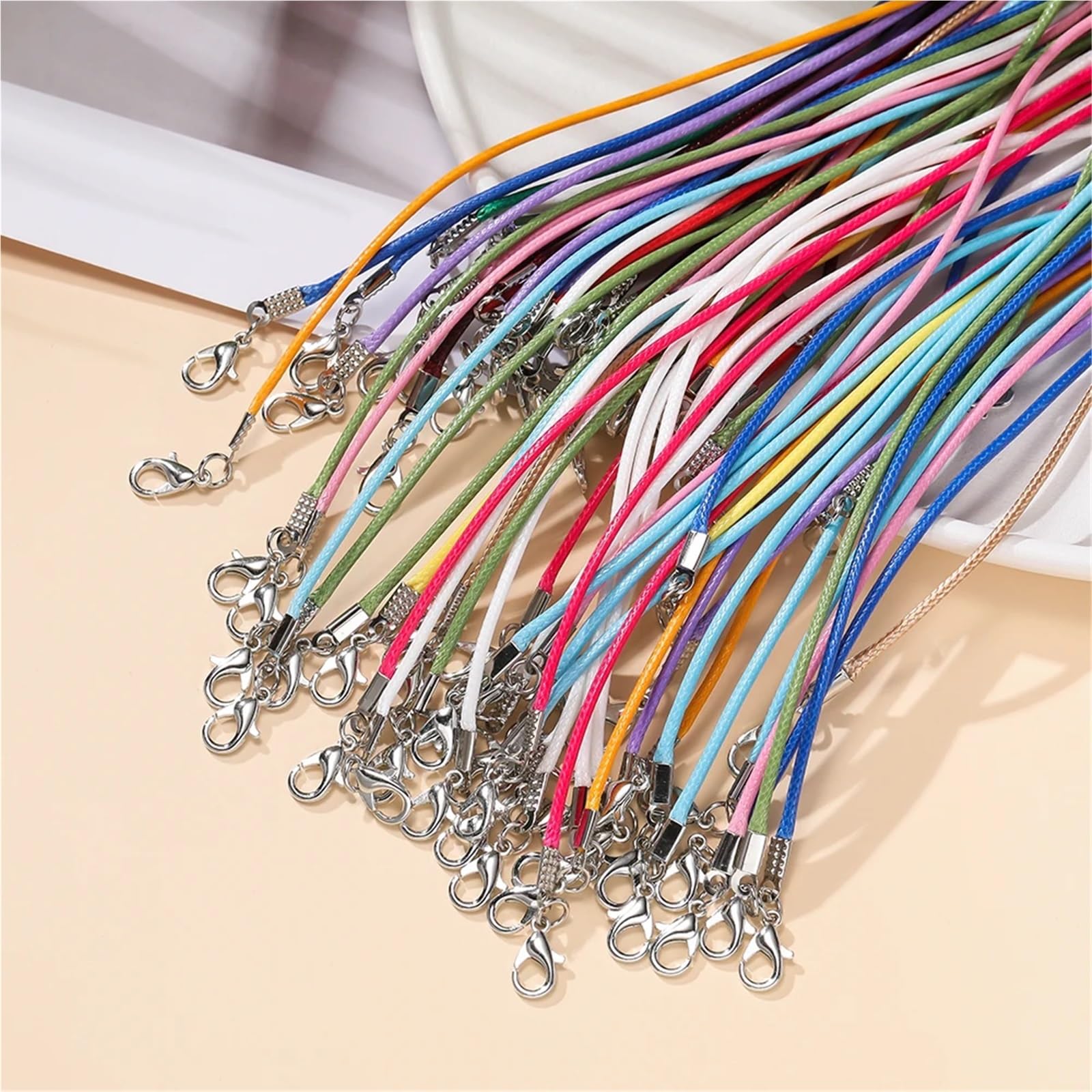 Sznurek do naszyjnika 100 szt. 1,5/2mm PU skórzany przewód bransoletki zestaw plecione sznurki powlekane woskiem z zawieszkami materiały ​​wyrobu biżuterii(Pink,1.5x220mm)